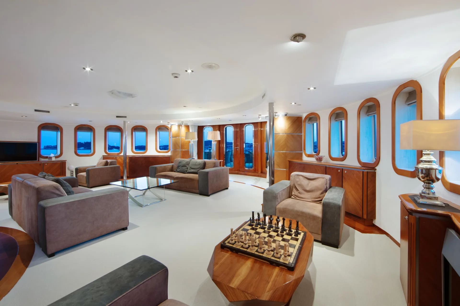 Зона отдыха в главном салоне/Main salon lounge area