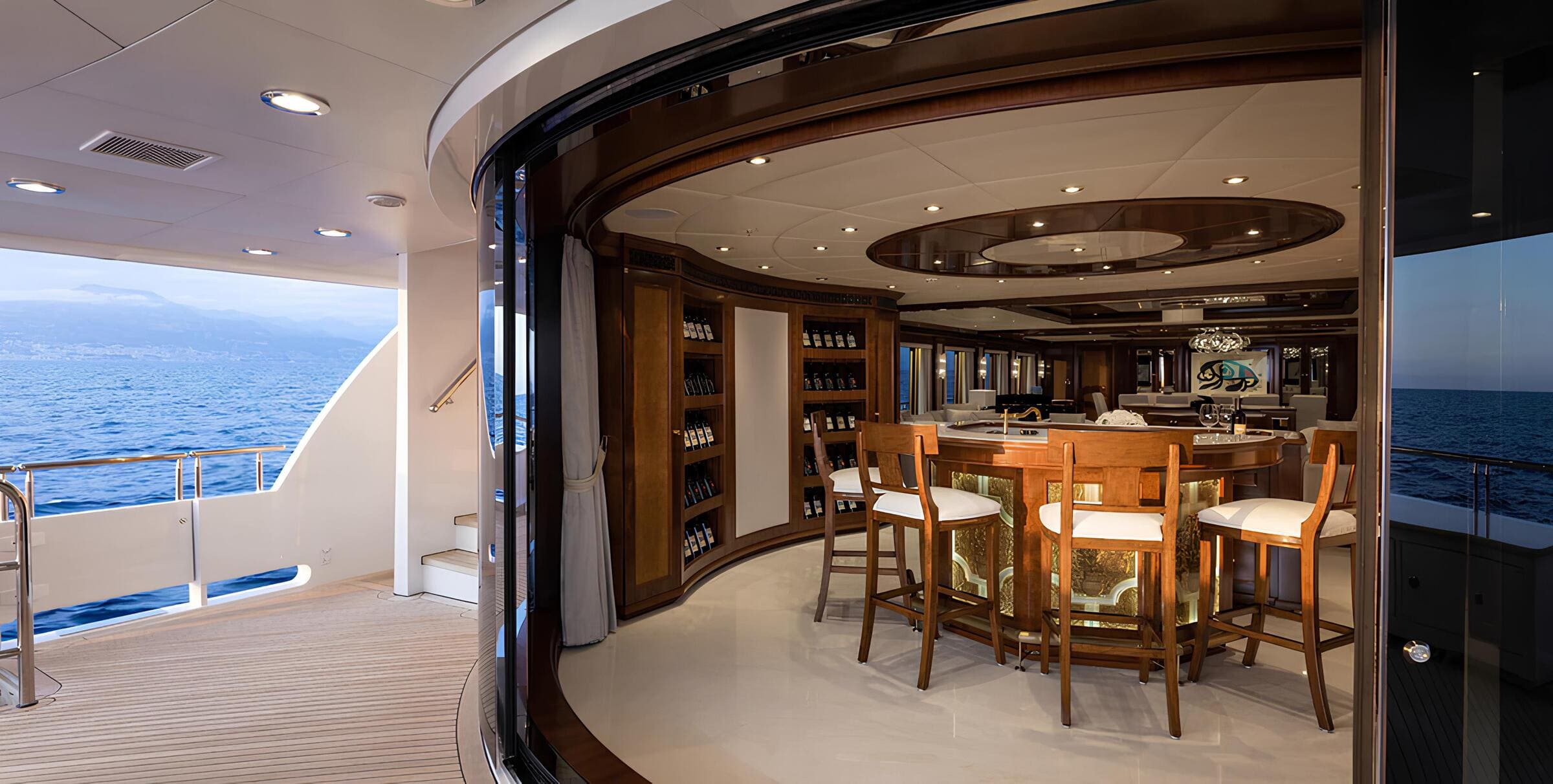 Обеденная зона на корме верхней палубы/Aft upper deck dining area