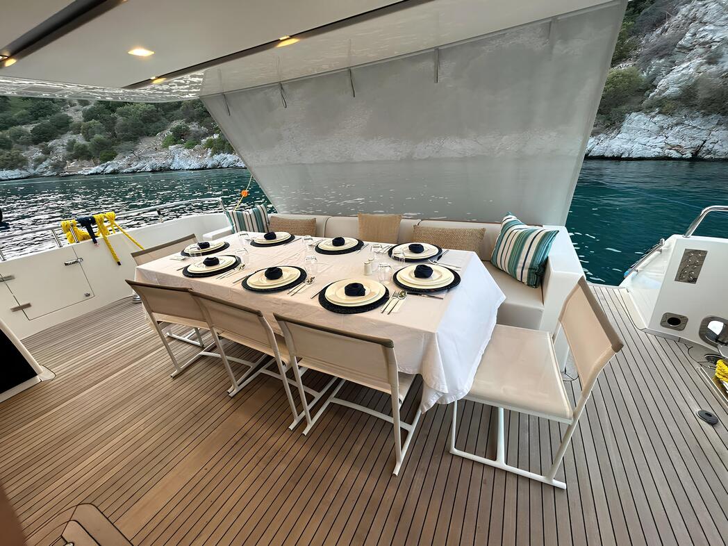 Обеденная зона в кокпите/Cockpit dining area
