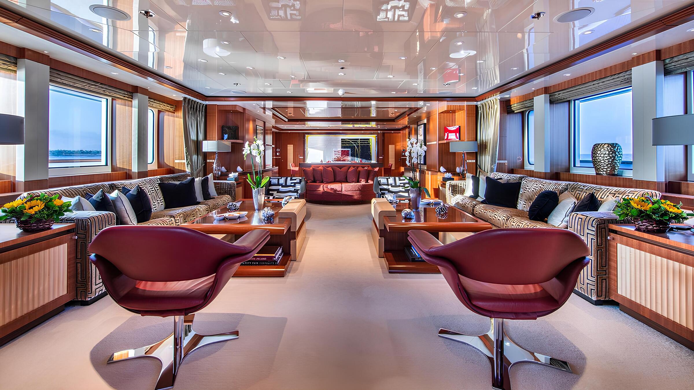Зона отдыха в главном салоне/Main salon lounge area