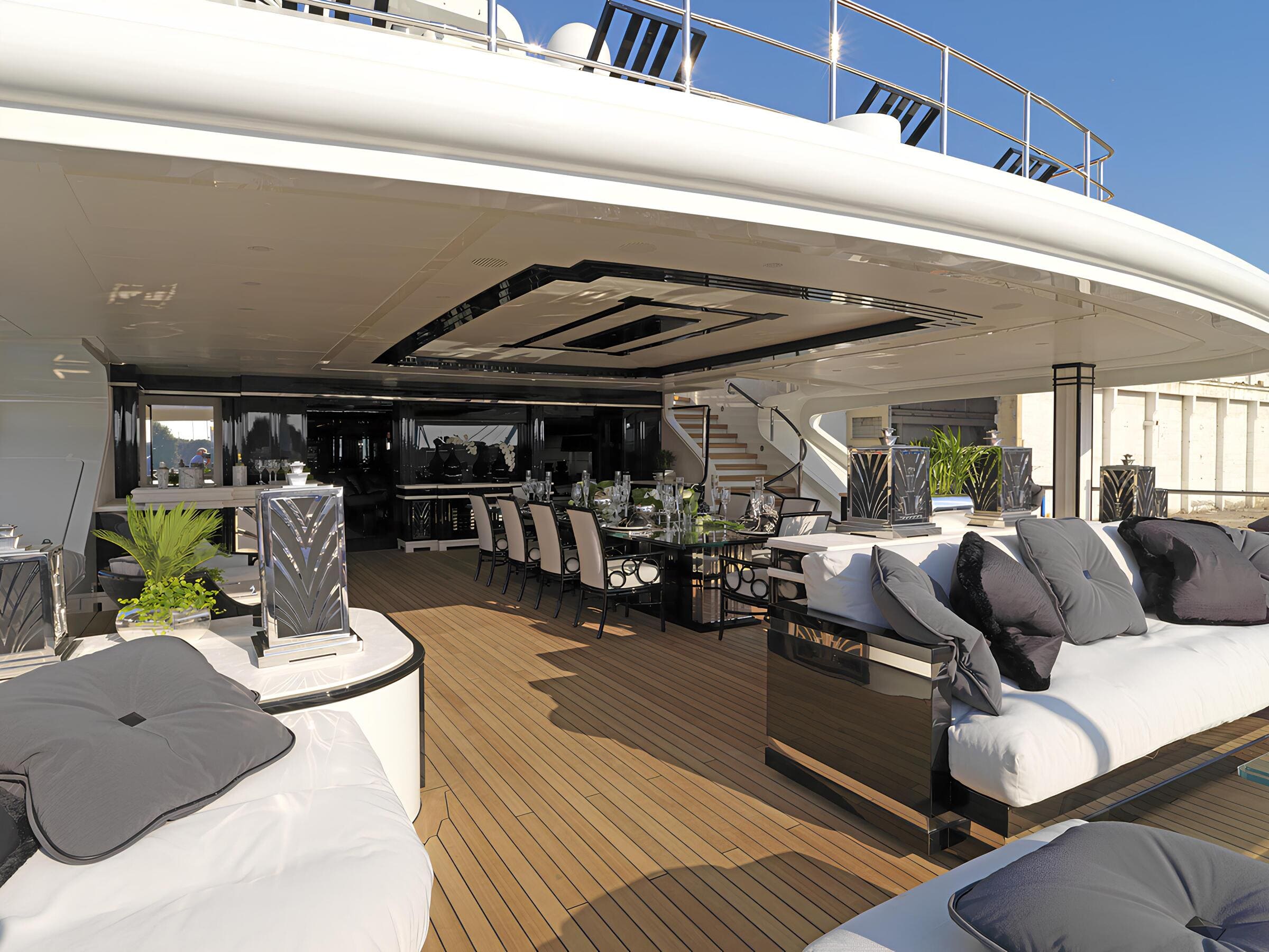 Обеденная зона на корме верхней палубы/Aft upper deck dining area