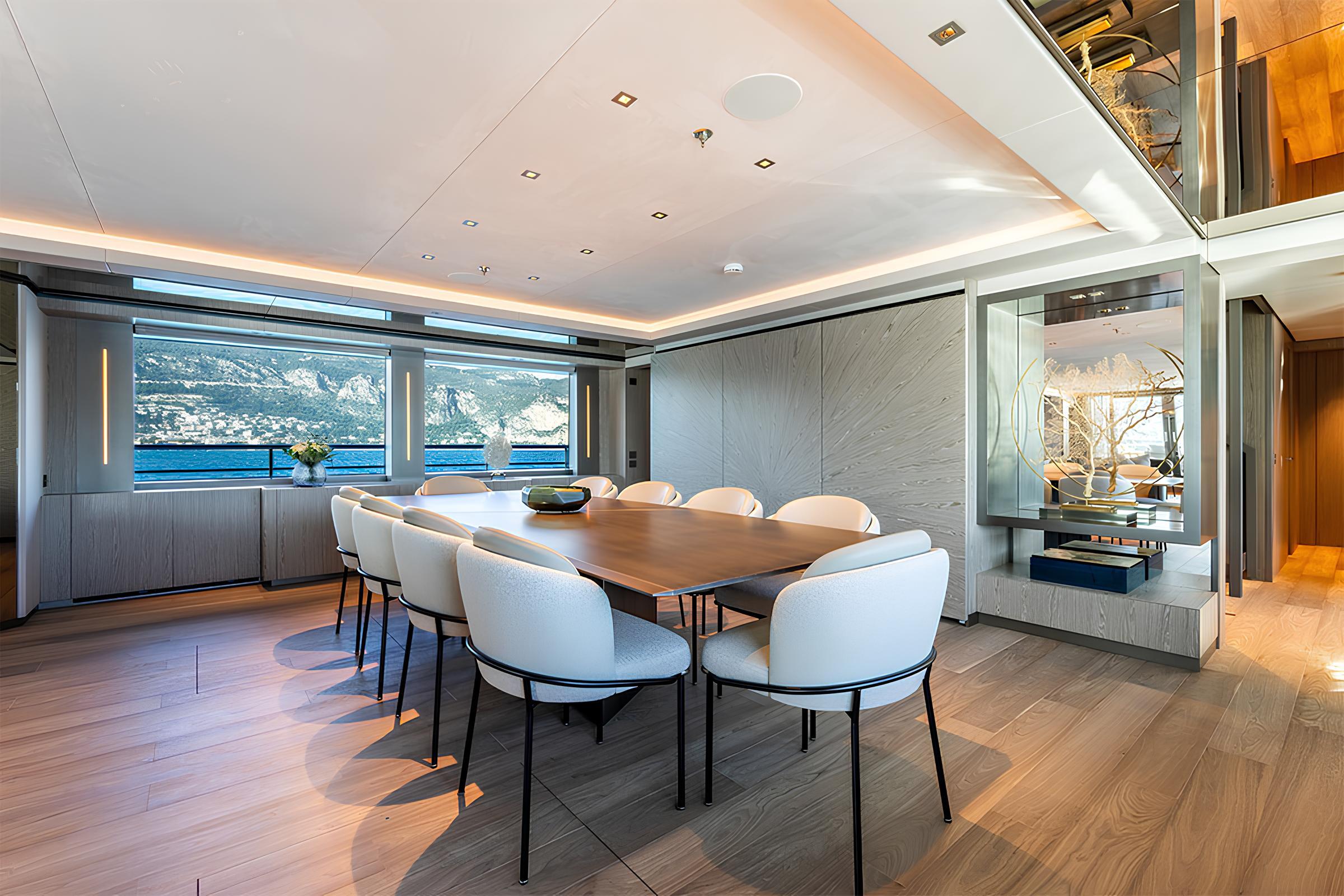 Обеденная зона в главном салоне/Main salon dining area