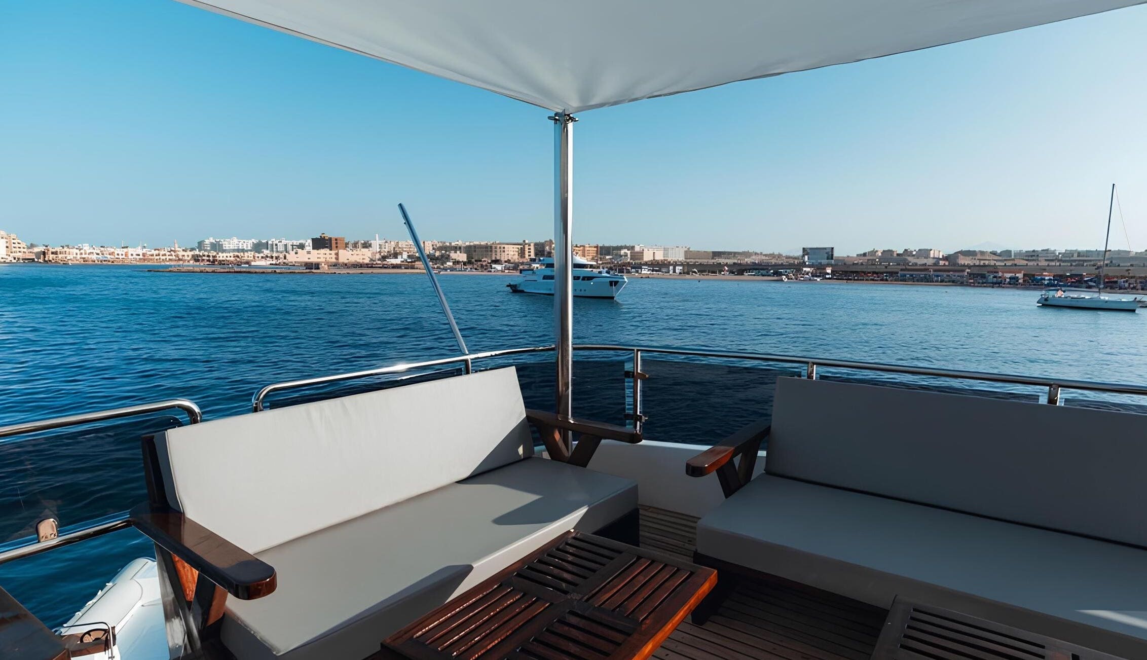 Зона отдыха на корме главной палубы/Aft main deck lounge area