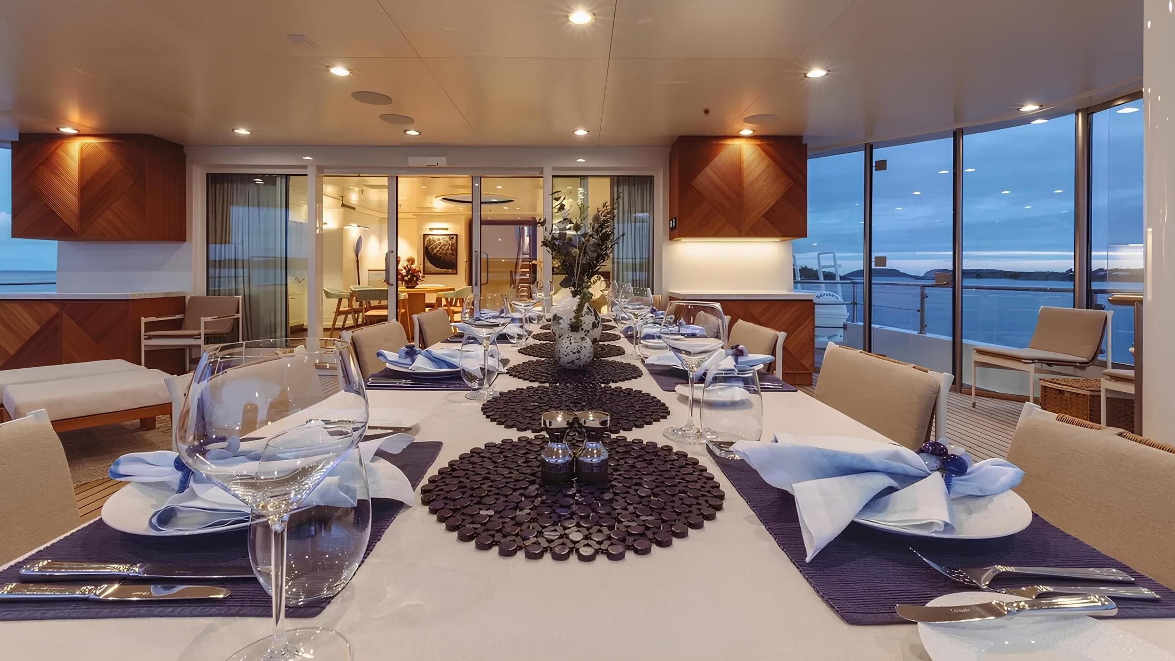 Обеденная зона на корме верхней палубы/Aft upper deck dining area