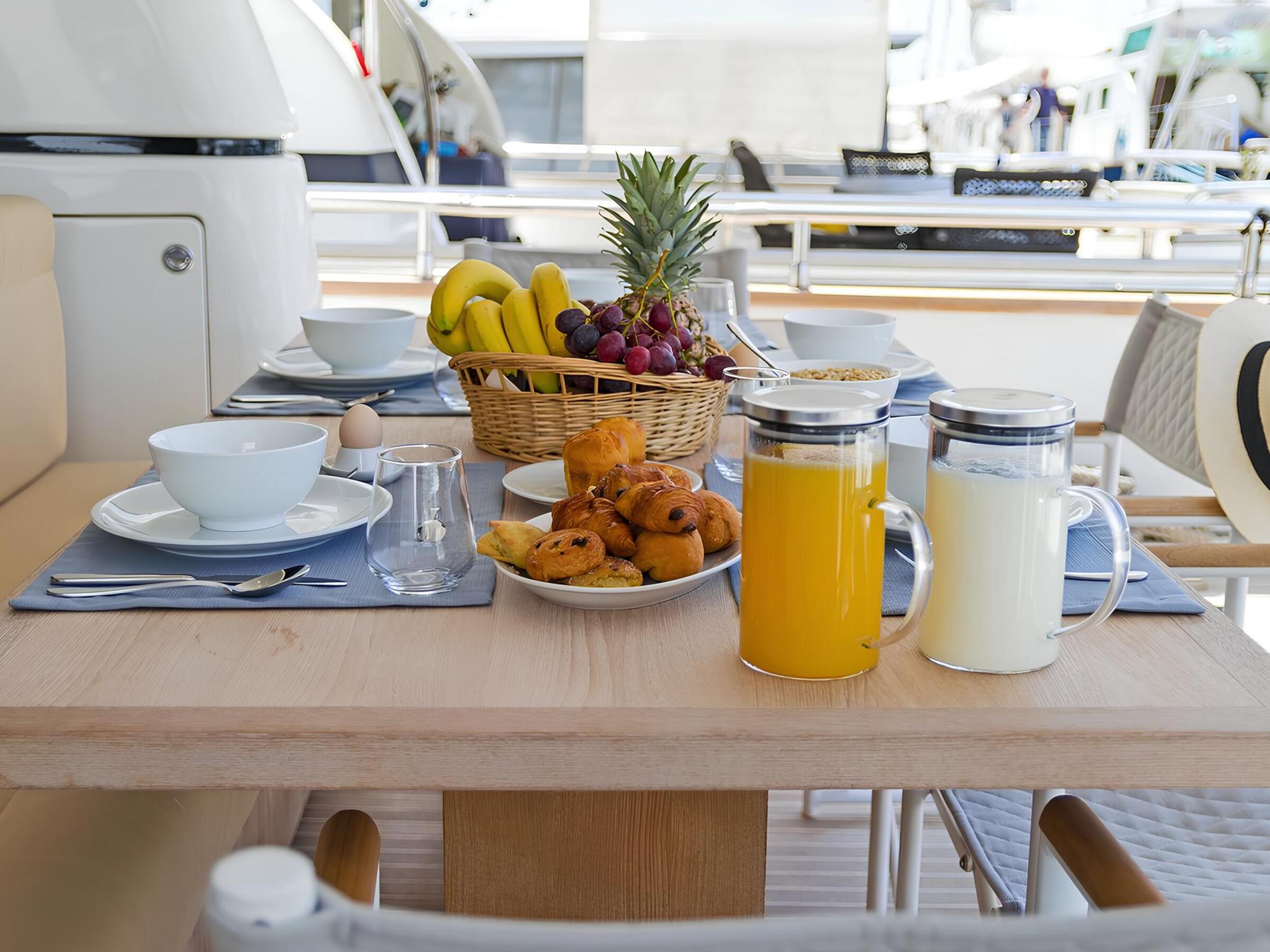 Обеденная зона в кокпите/Cockpit dining area