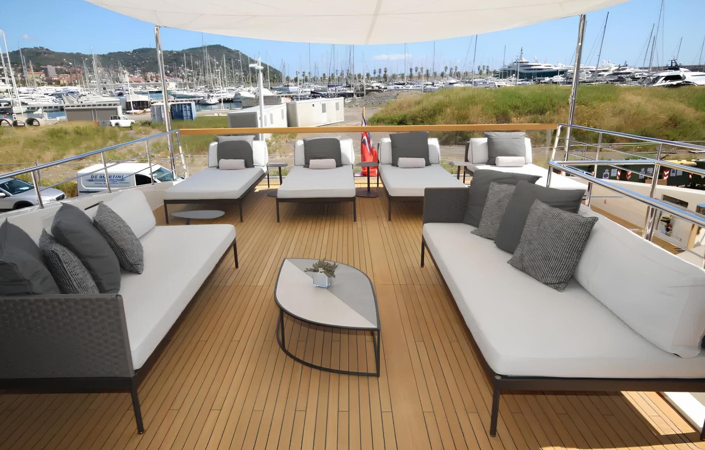 Зона для загорания в кормовой части флайбриджа/Flybridge aft sunbathing area