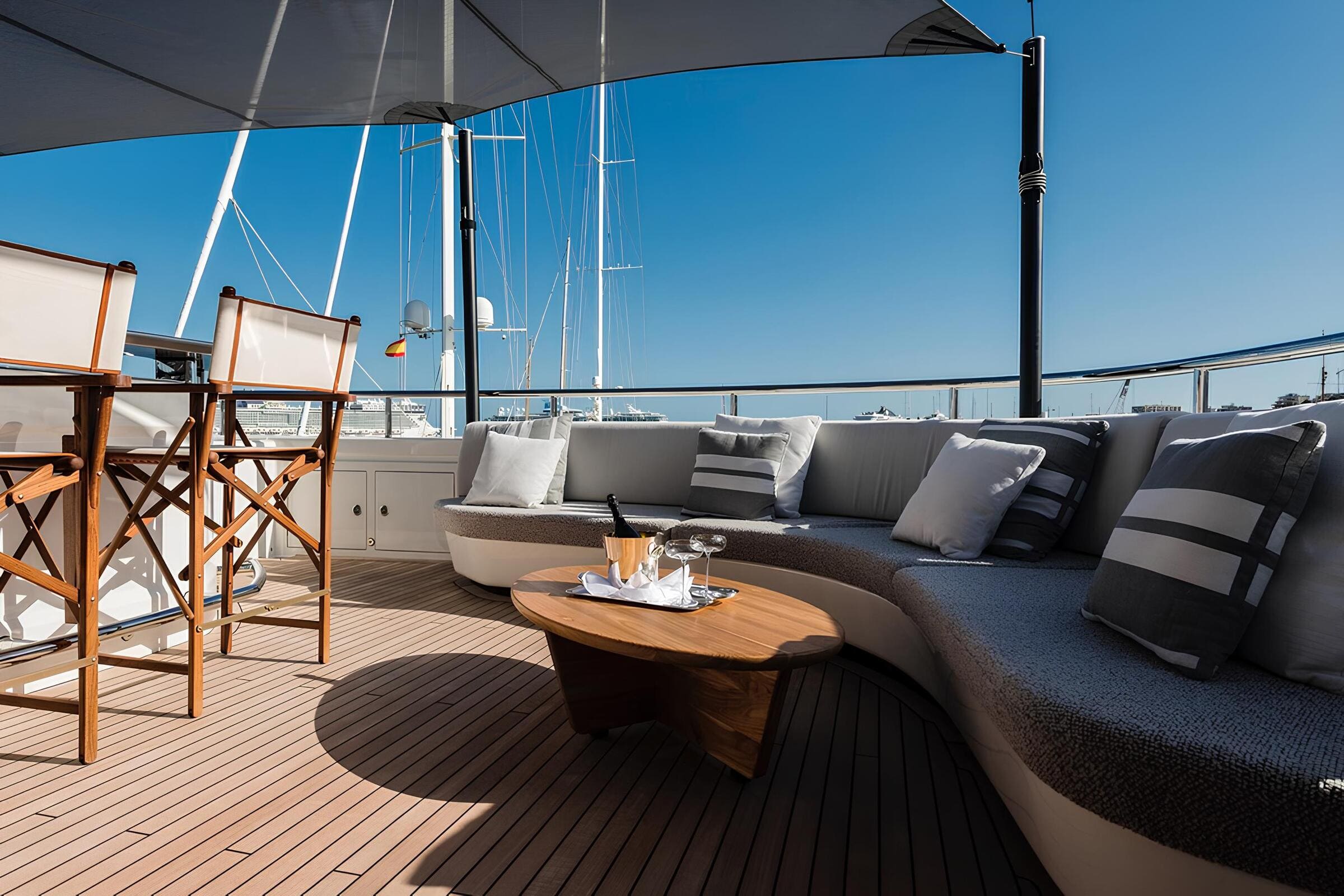Зона отдыха на сандеке/Sundeck lounge area