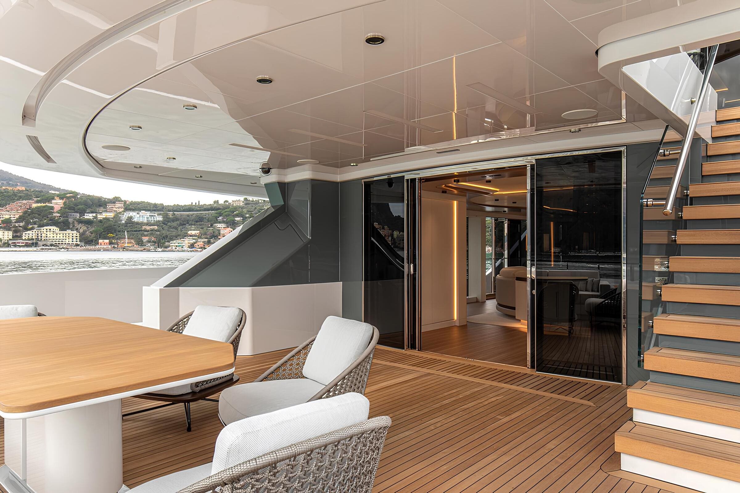 Обеденная зона на корме главной палубы/Aft main deck dining area