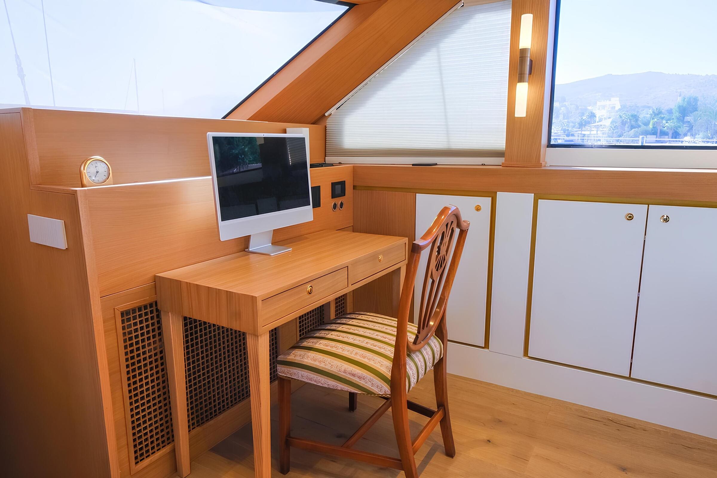 Кабинет в каюте владельца/Office in the master cabin