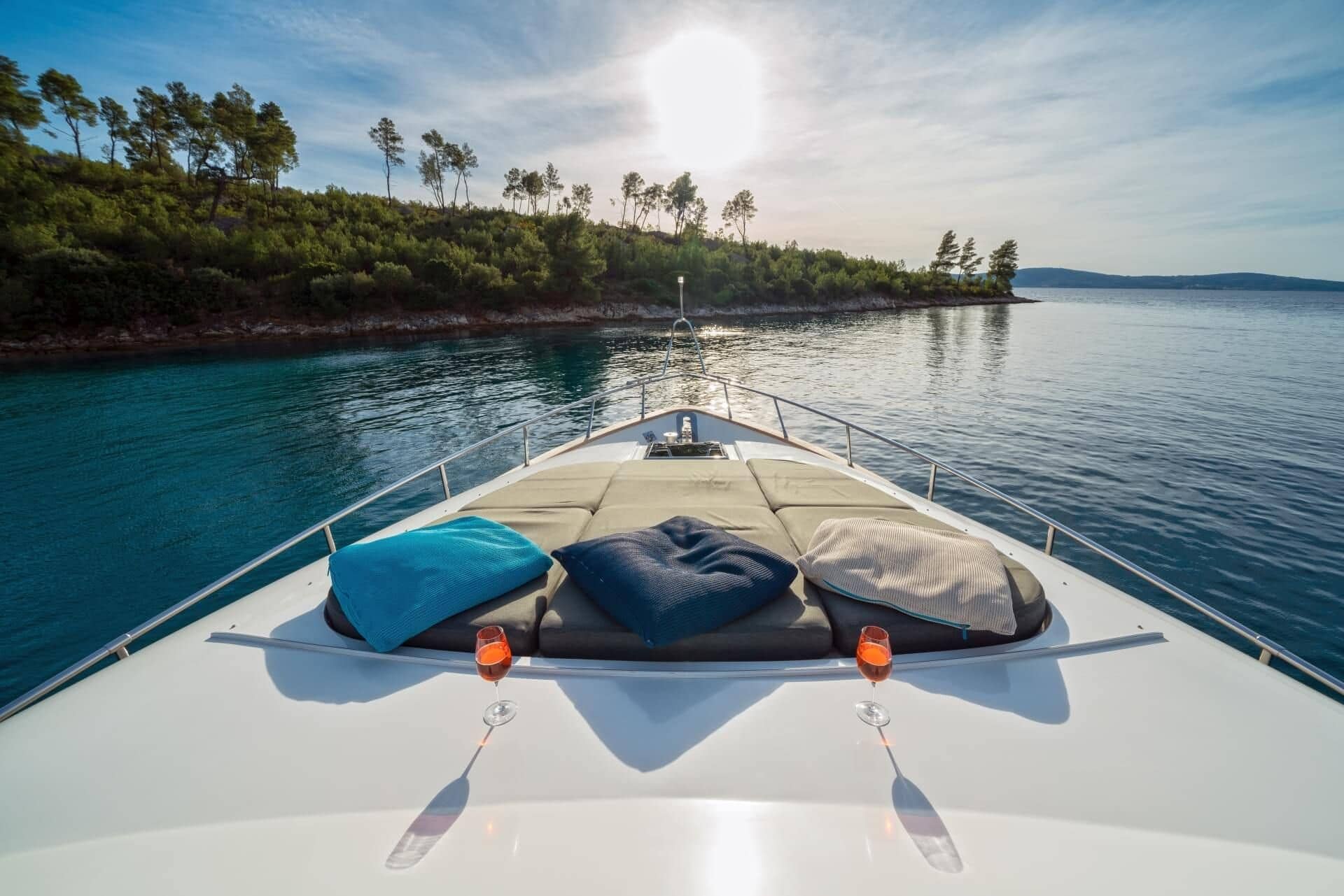 Шезлонги на носовой палубе/Sun loungers on the foredeck