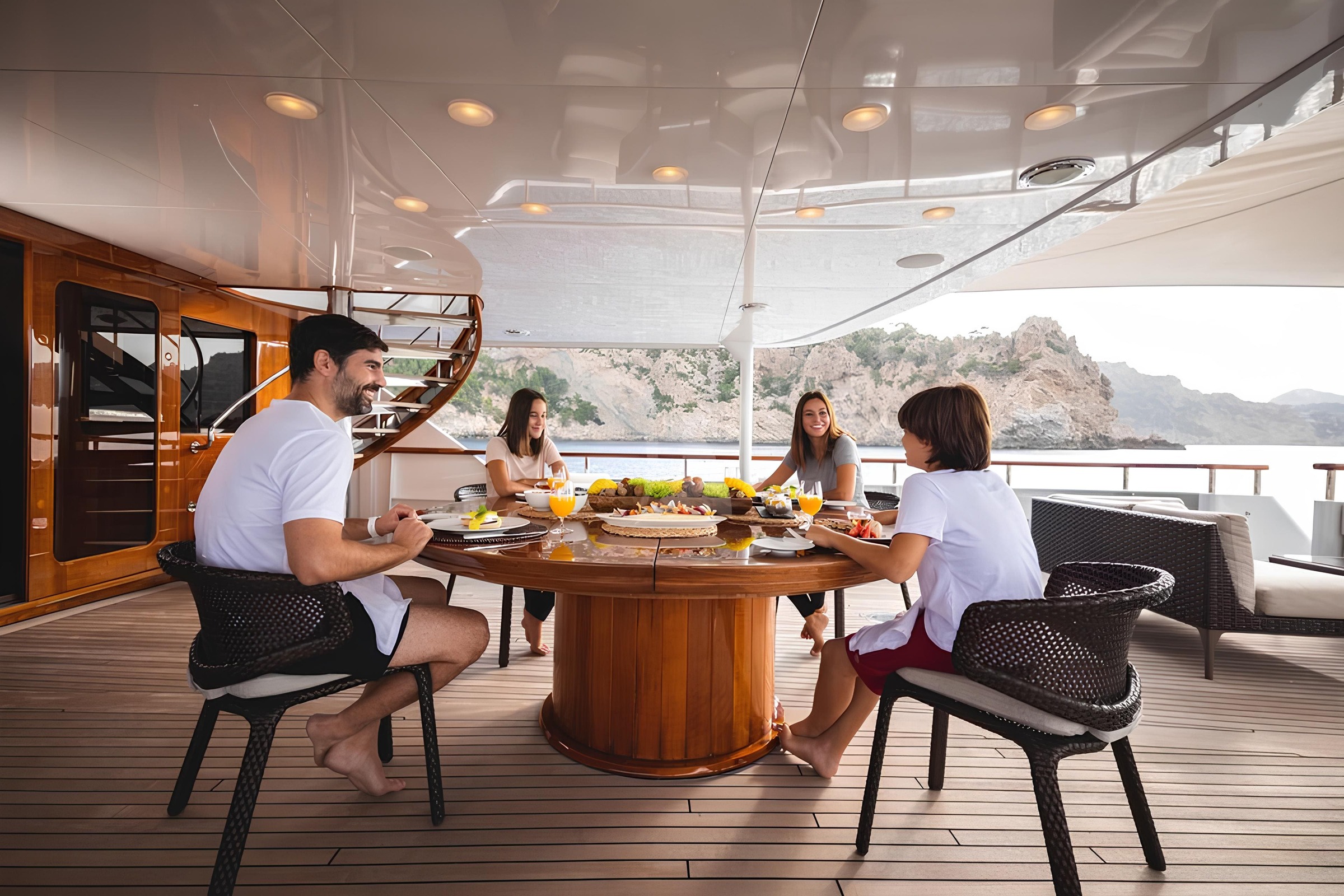 Обеденная зона на корме верхней палубы/Aft upper deck dining area
