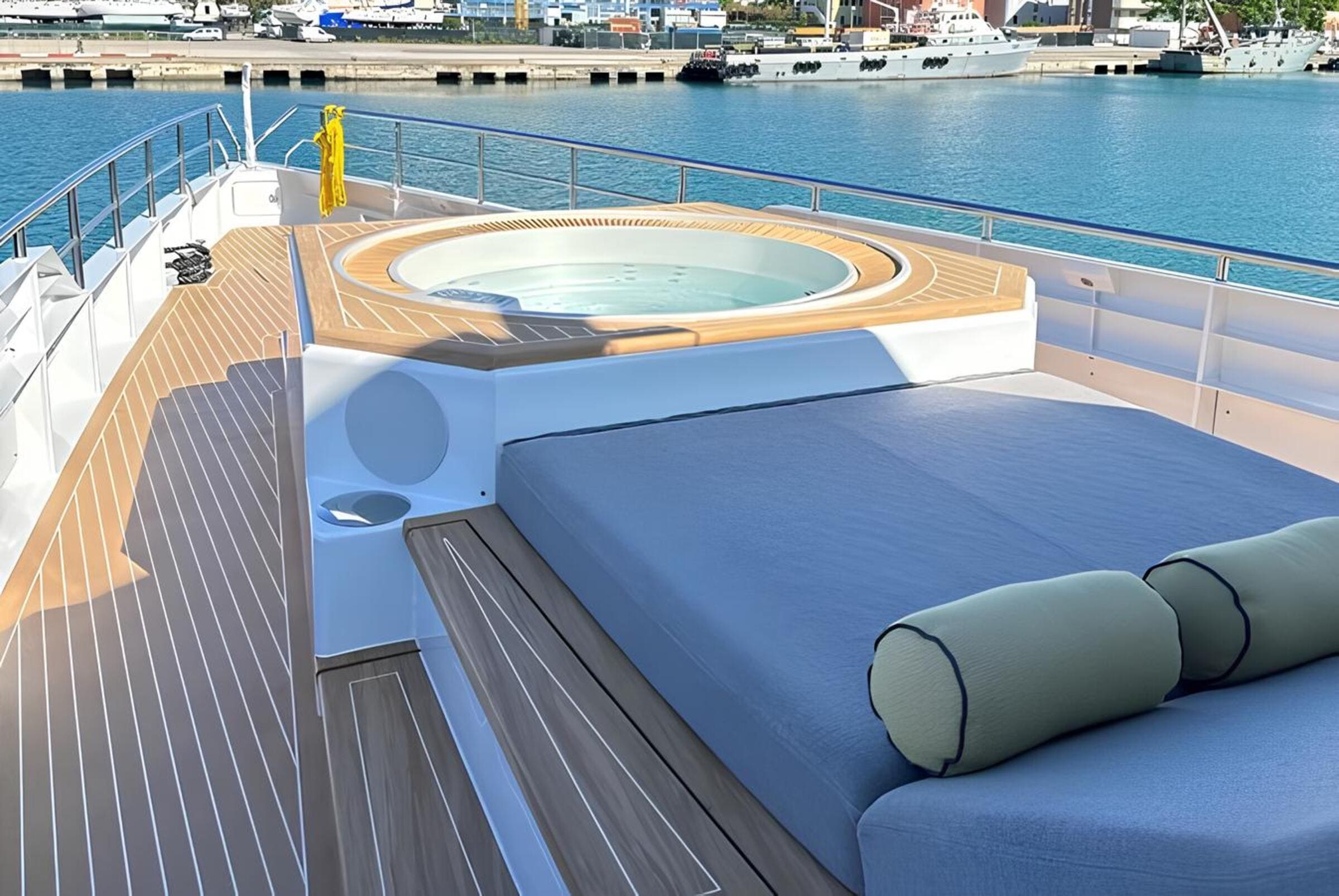 Джакузи на носу/Jacuzzi on the bow