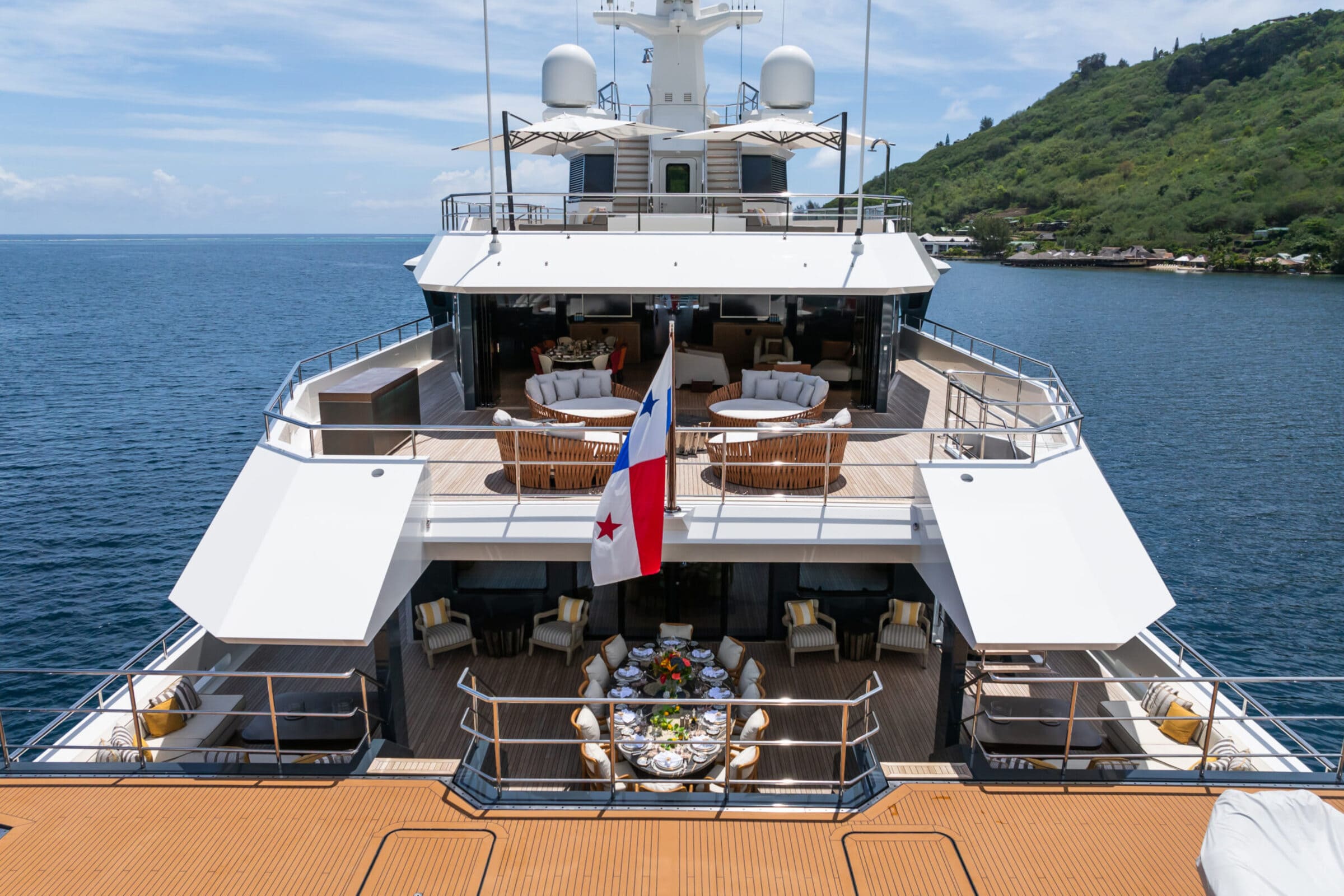 Зона отдыха в кормовой части бридждека/Aft bridge deck lounge area