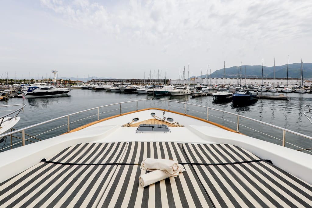 Шезлонги на носовой палубе/Sun loungers on the foredeck