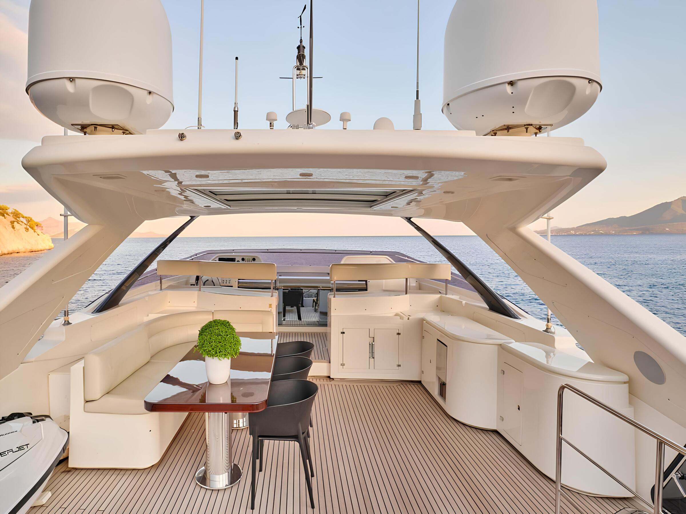Зона отдыха на флайбридже/Flybridge lounge area