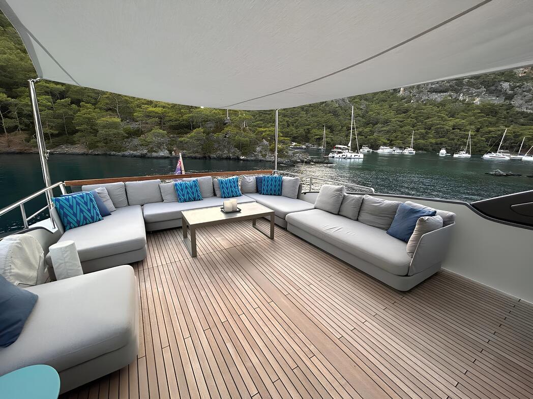 Зона отдыха на флайбридже/Flybridge lounge area