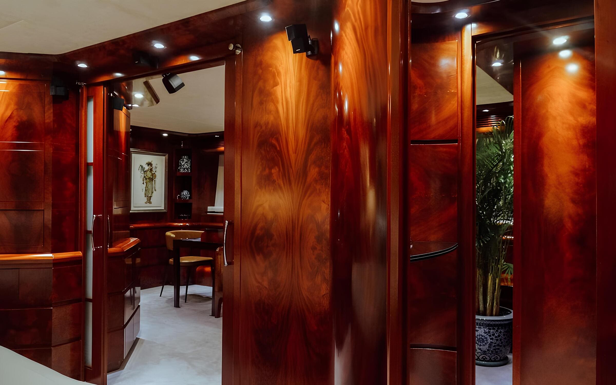Кабинет в каюте владельца/Office in the master cabin