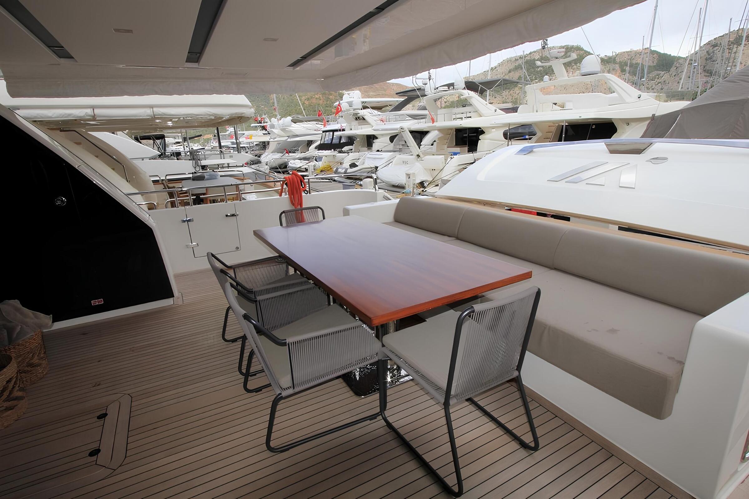 Обеденная зона в кокпите/Cockpit dining area