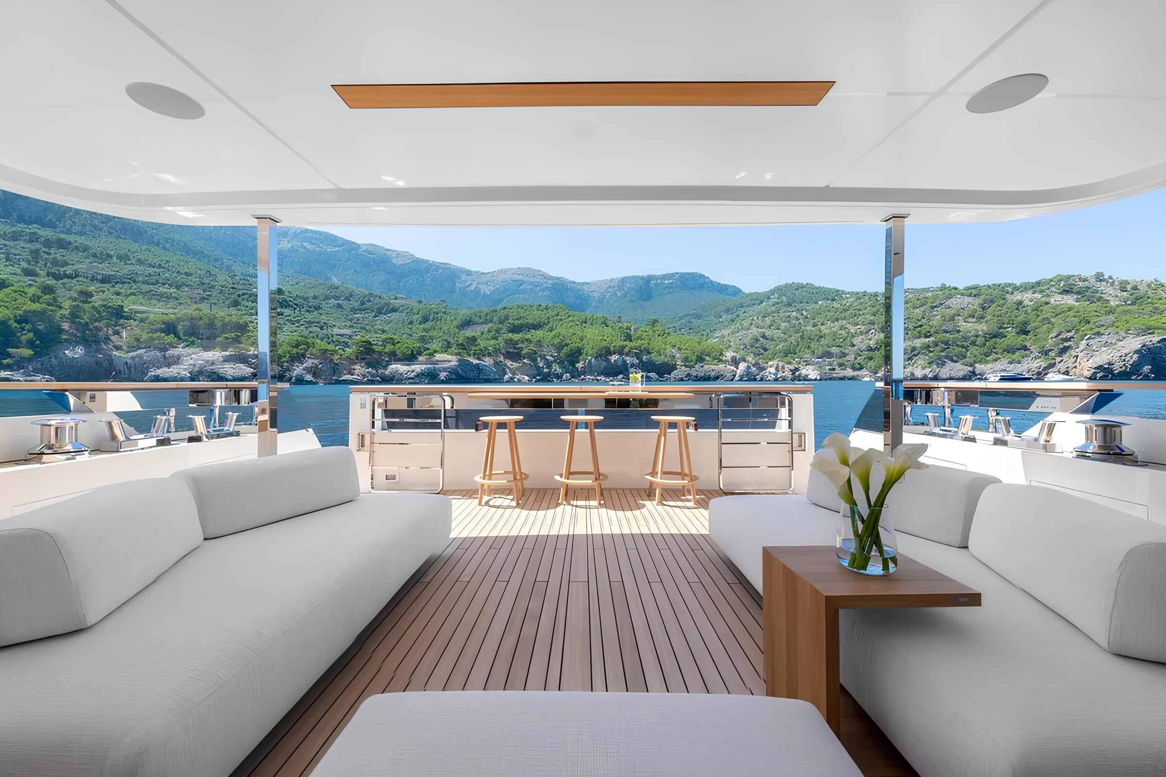 Зона отдыха на корме главной палубы/Aft main deck lounge area