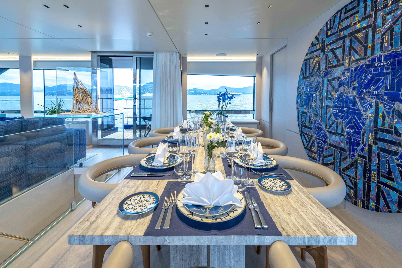 Обеденная зона в главном салоне/Main salon dining area