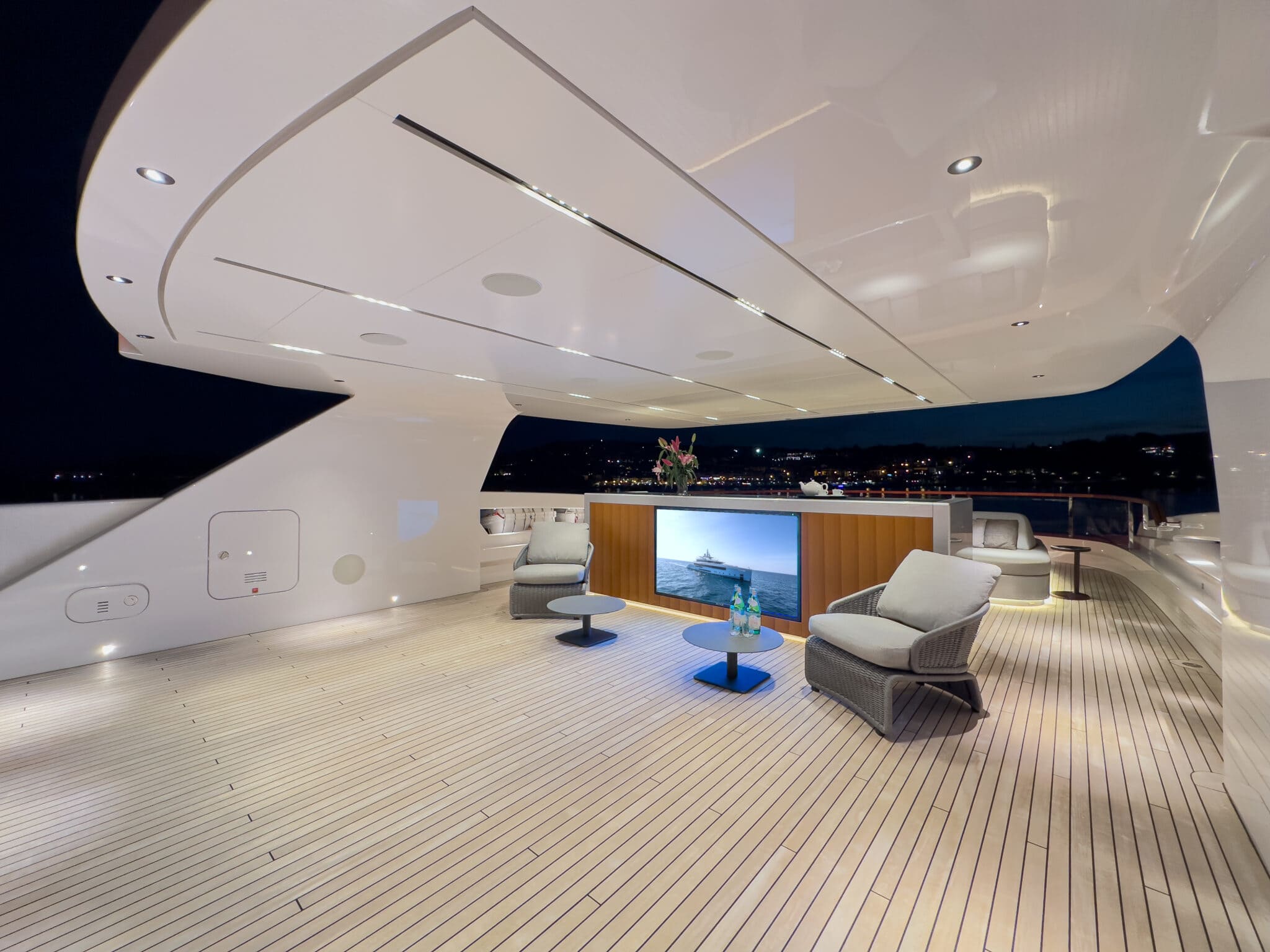 Лаунж зона на корме/Aft lounge area