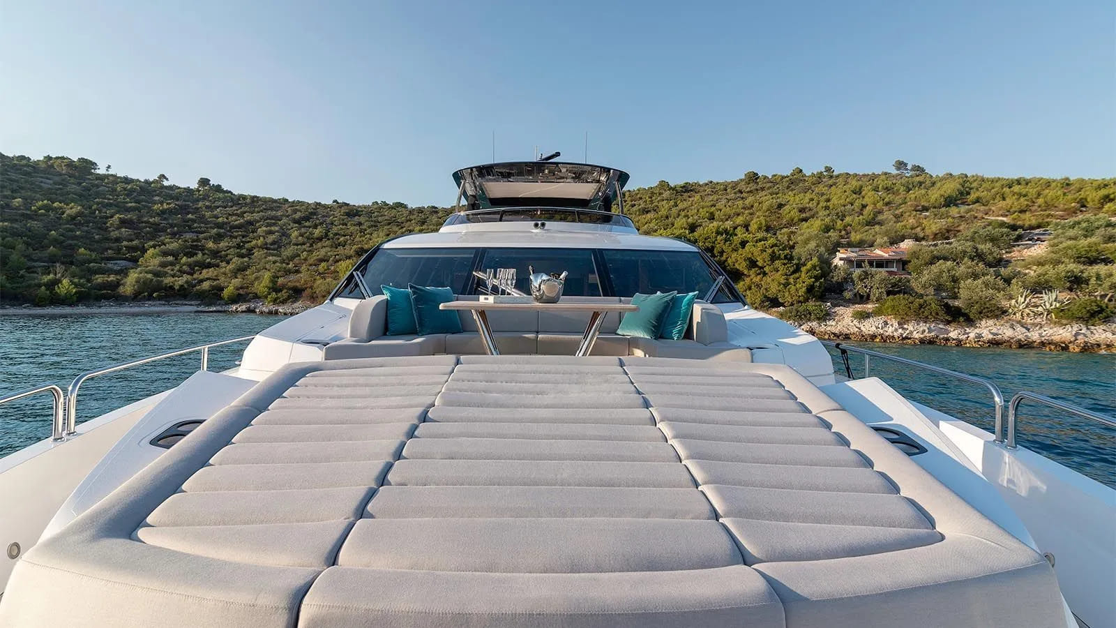 Шезлонги на носовой палубе/Sun loungers on the foredeck