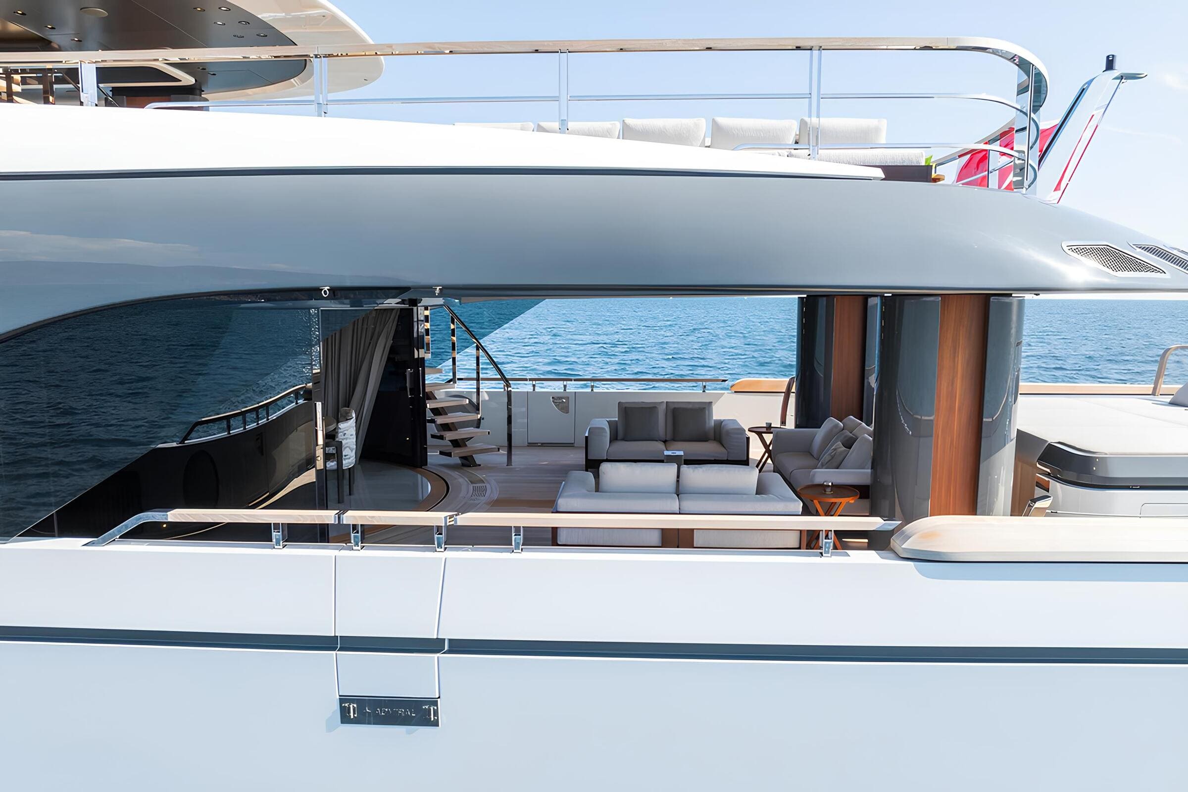 Зона отдыха на корме главной палубы/Aft main deck lounge area