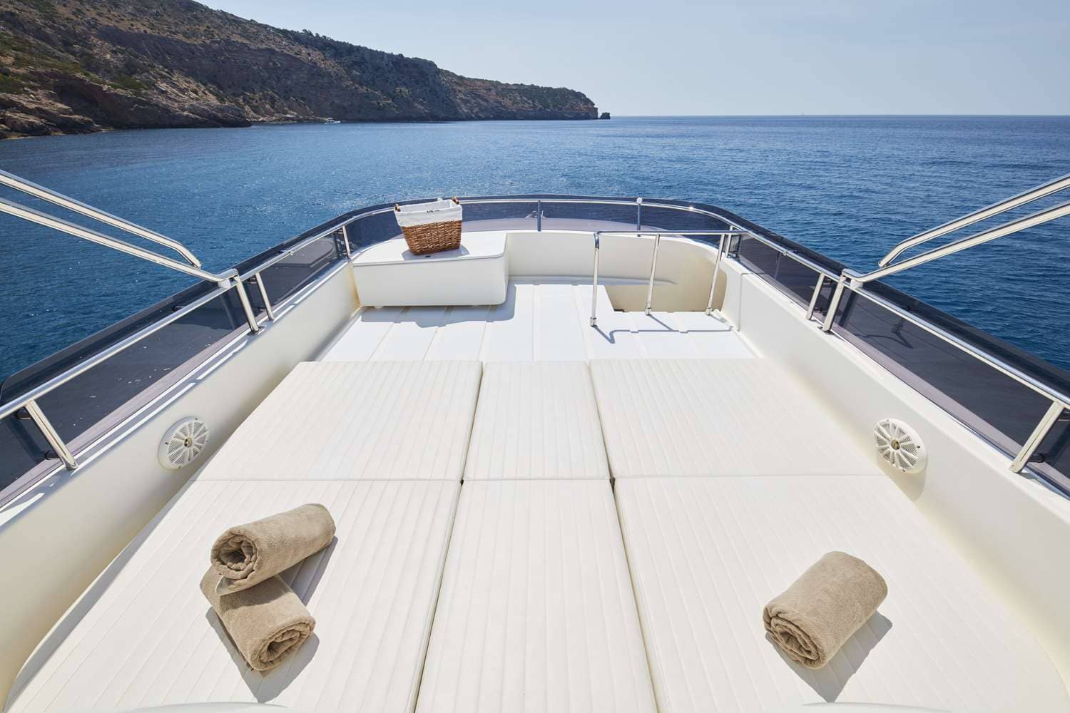 Зона для загорания в кормовой части сандека/Sundeck aft sunbathing area