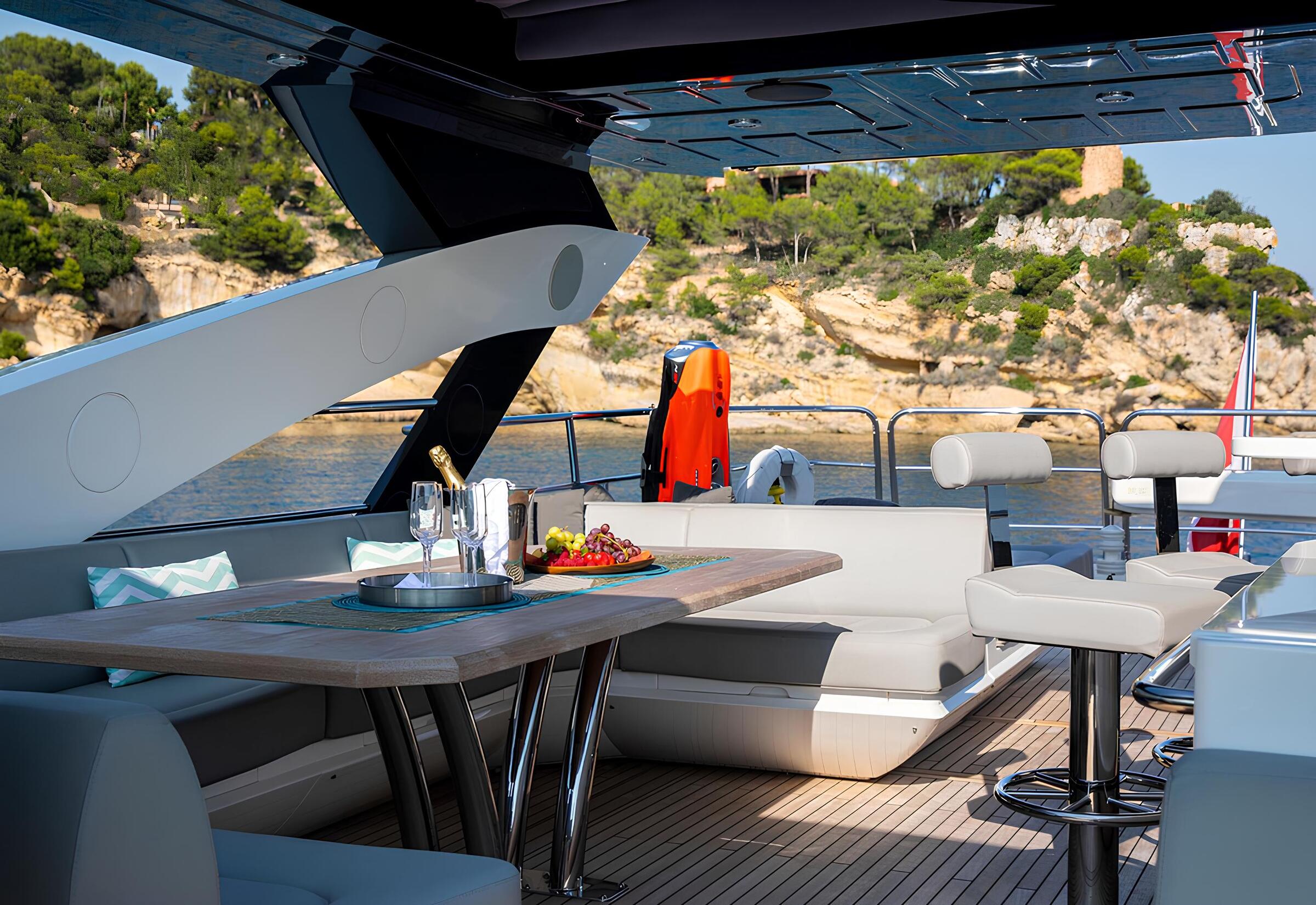 Обеденная зона на флайбридже/Flybridge dining area