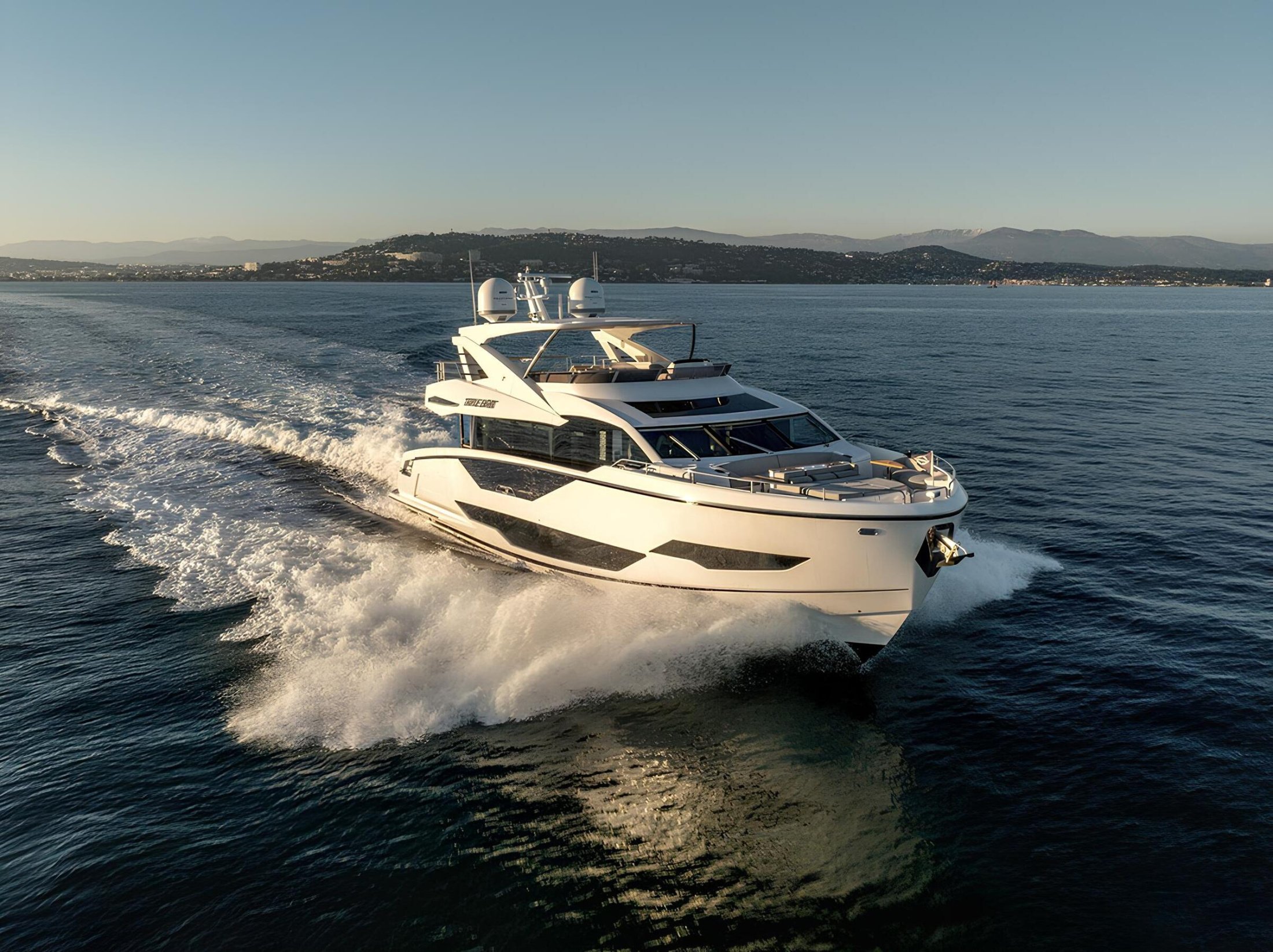 Экстерьер Sunseeker 90 Ocean 2021 MY TRIPLE EIGHT/Exterior Sunseeker 90 Ocean 2021 MY TRIPLE EIGHT
