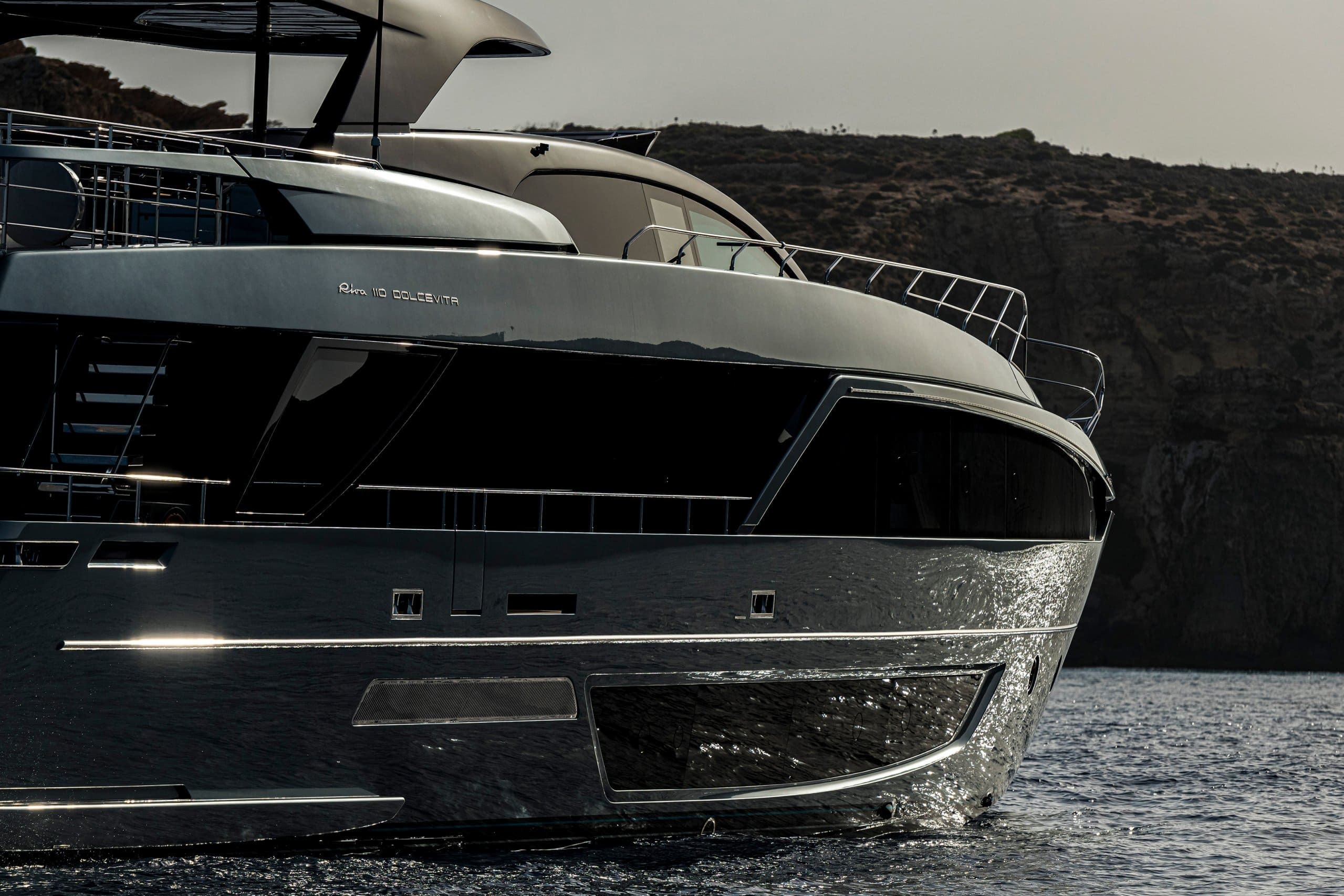 Экстерьер Riva 110' Dolcevita 2021 MY FIGURATI/Exterior Riva 110' Dolcevita 2021 MY FIGURATI