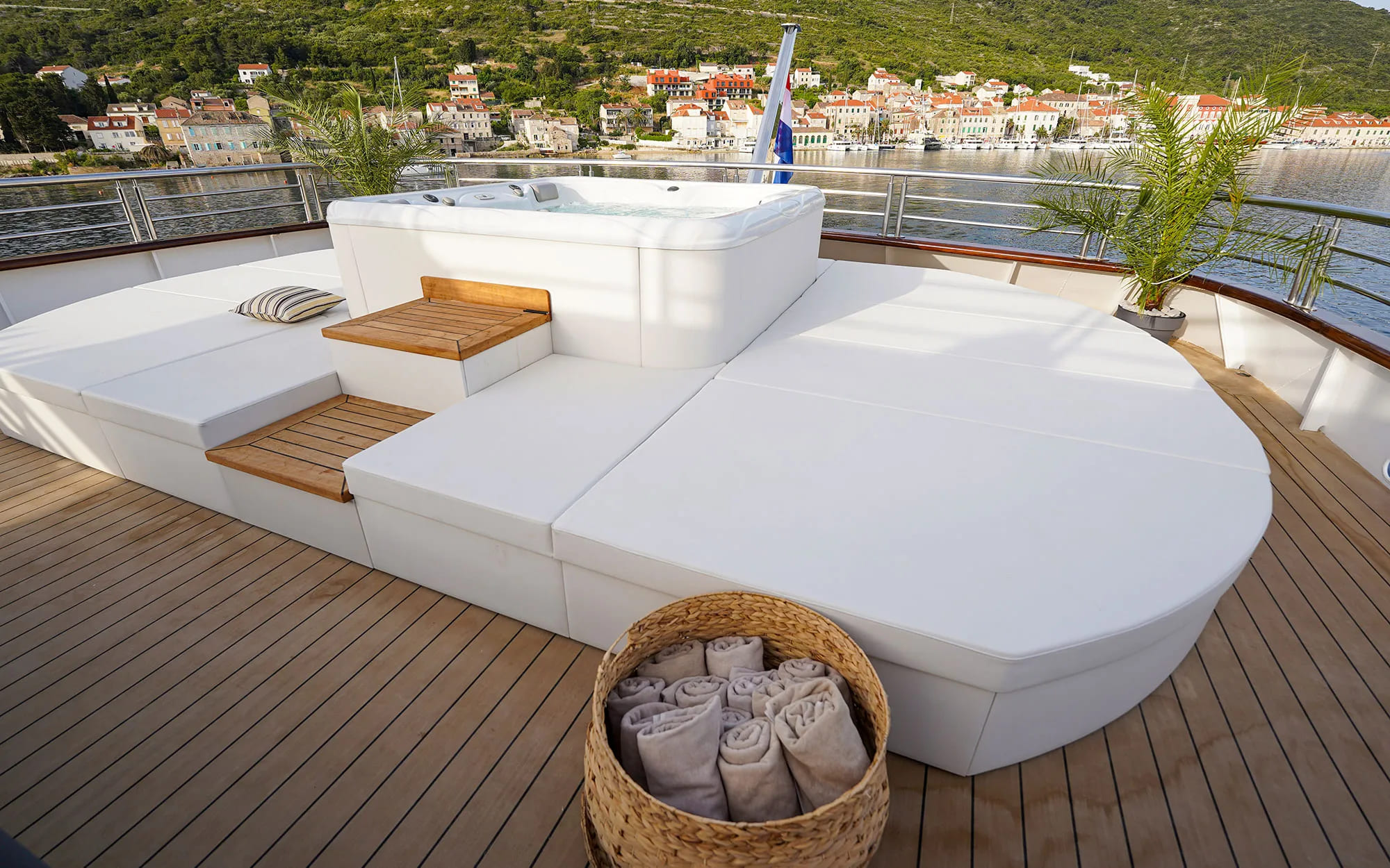 Джакузи на корме верхней палубы/Aft upper deck jacuzzi