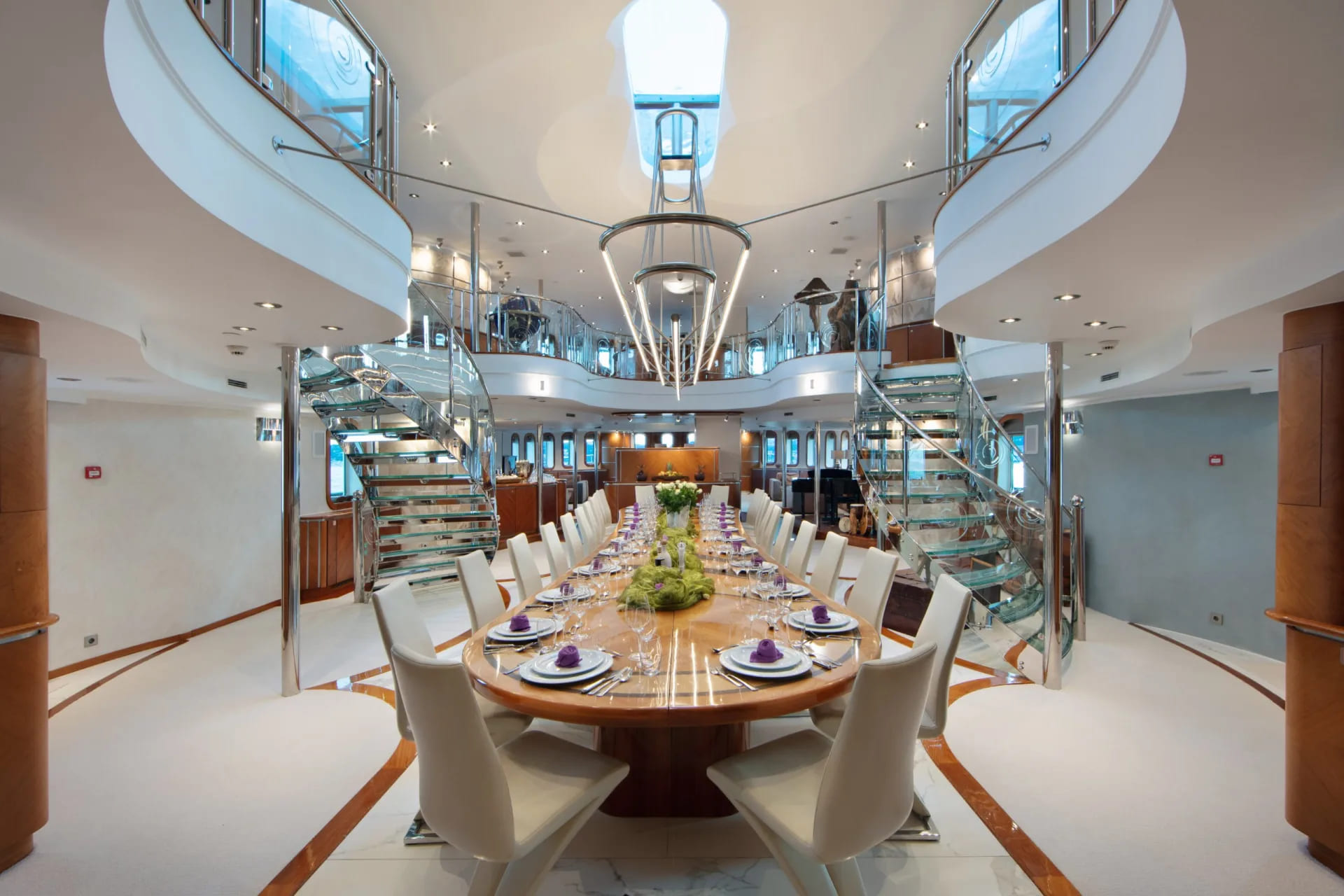 Обеденная зона в главном салоне/Main salon dining area