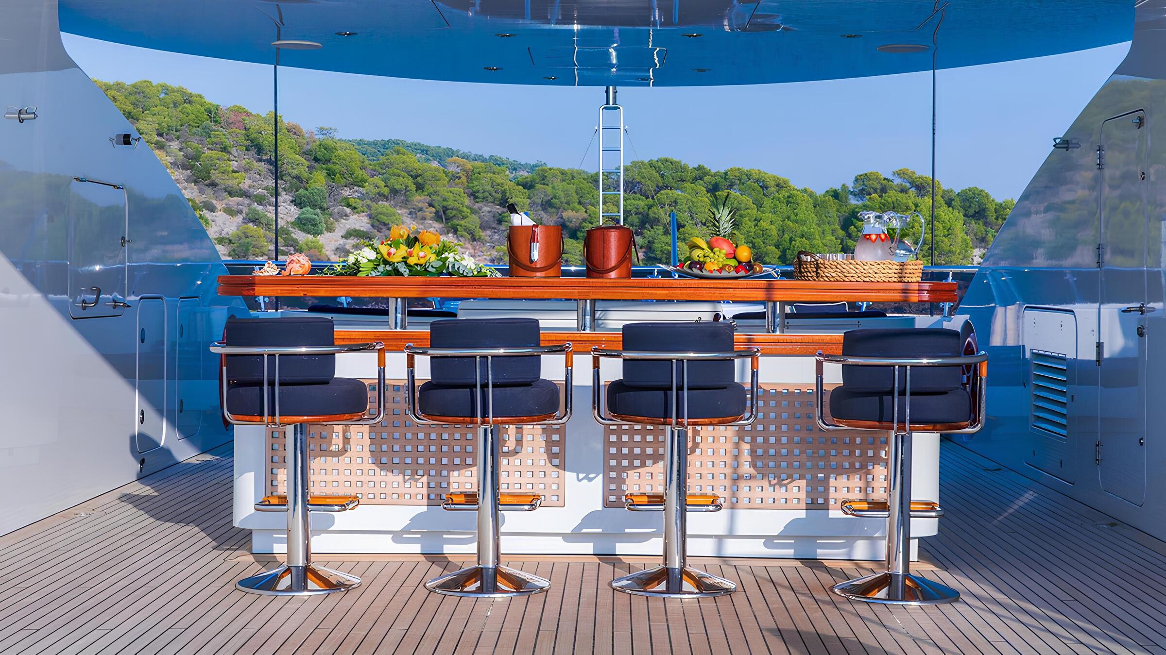Бар на сандеке/Sundeck bar