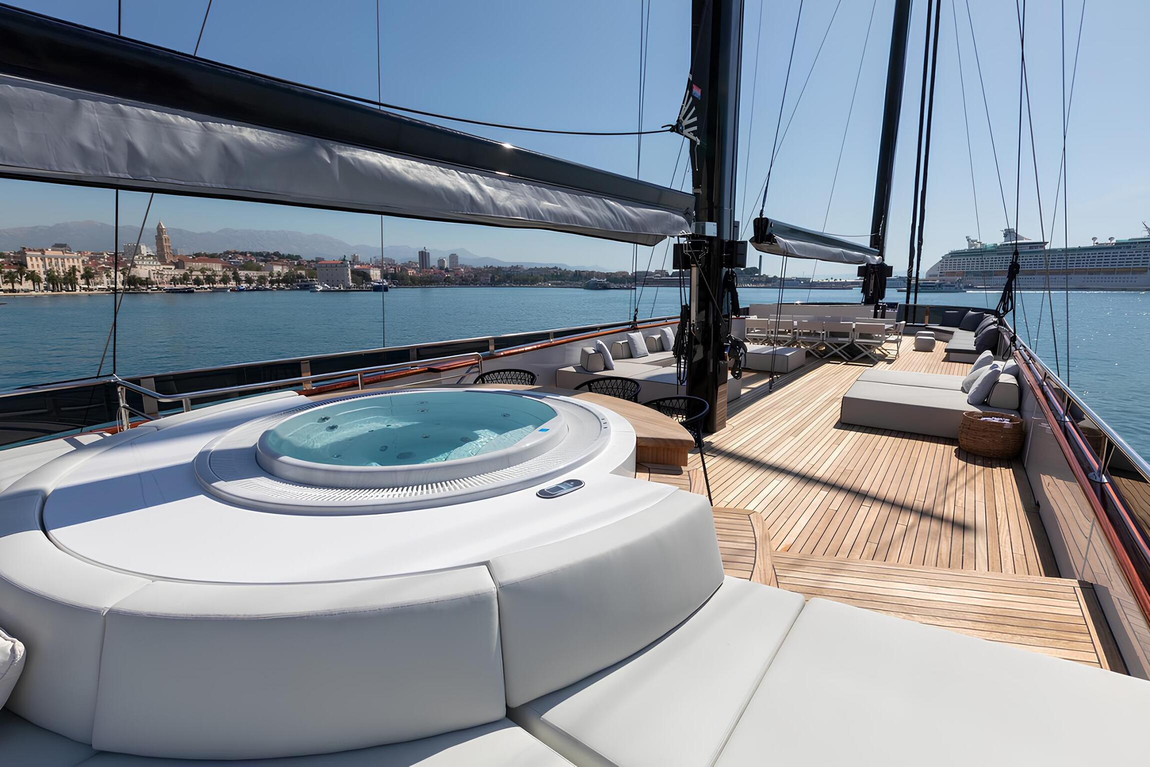 Джакузи на верхней палубе/Jacuzzi on the upper deck