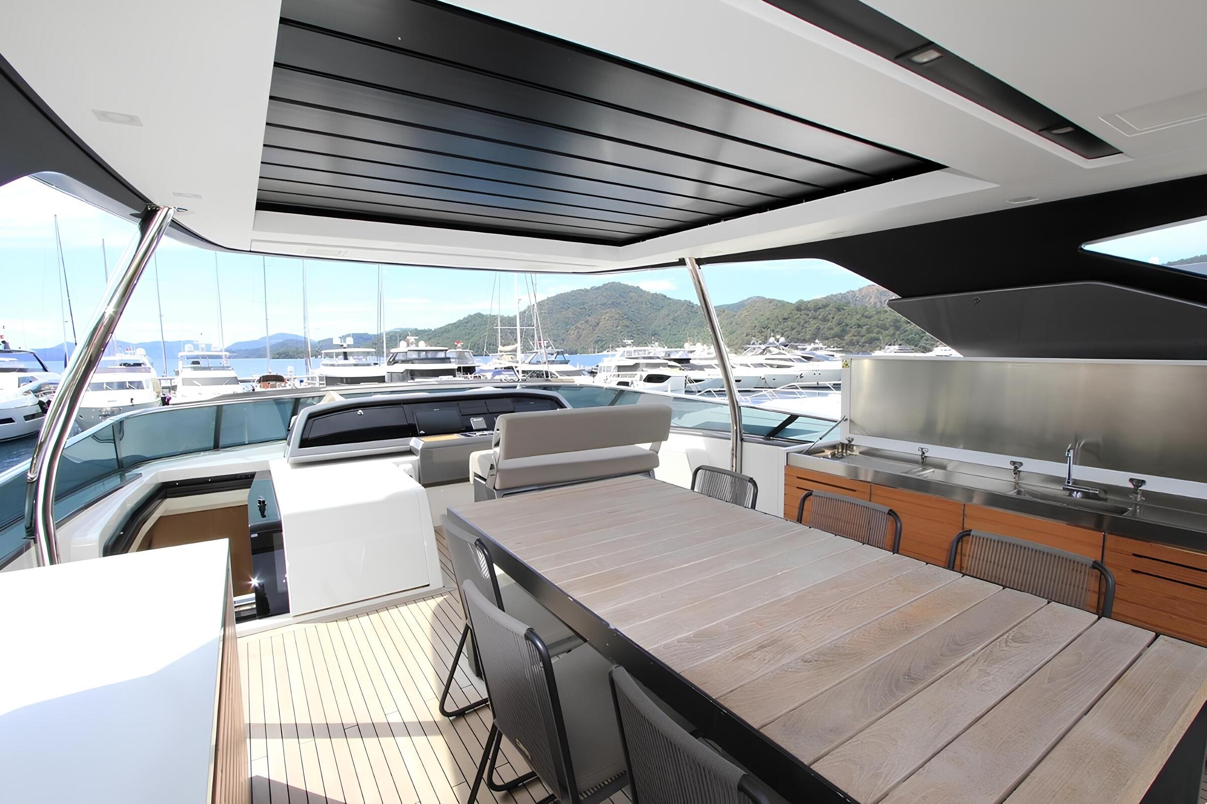 Обеденная зона на флайбридже/Flybridge dining area