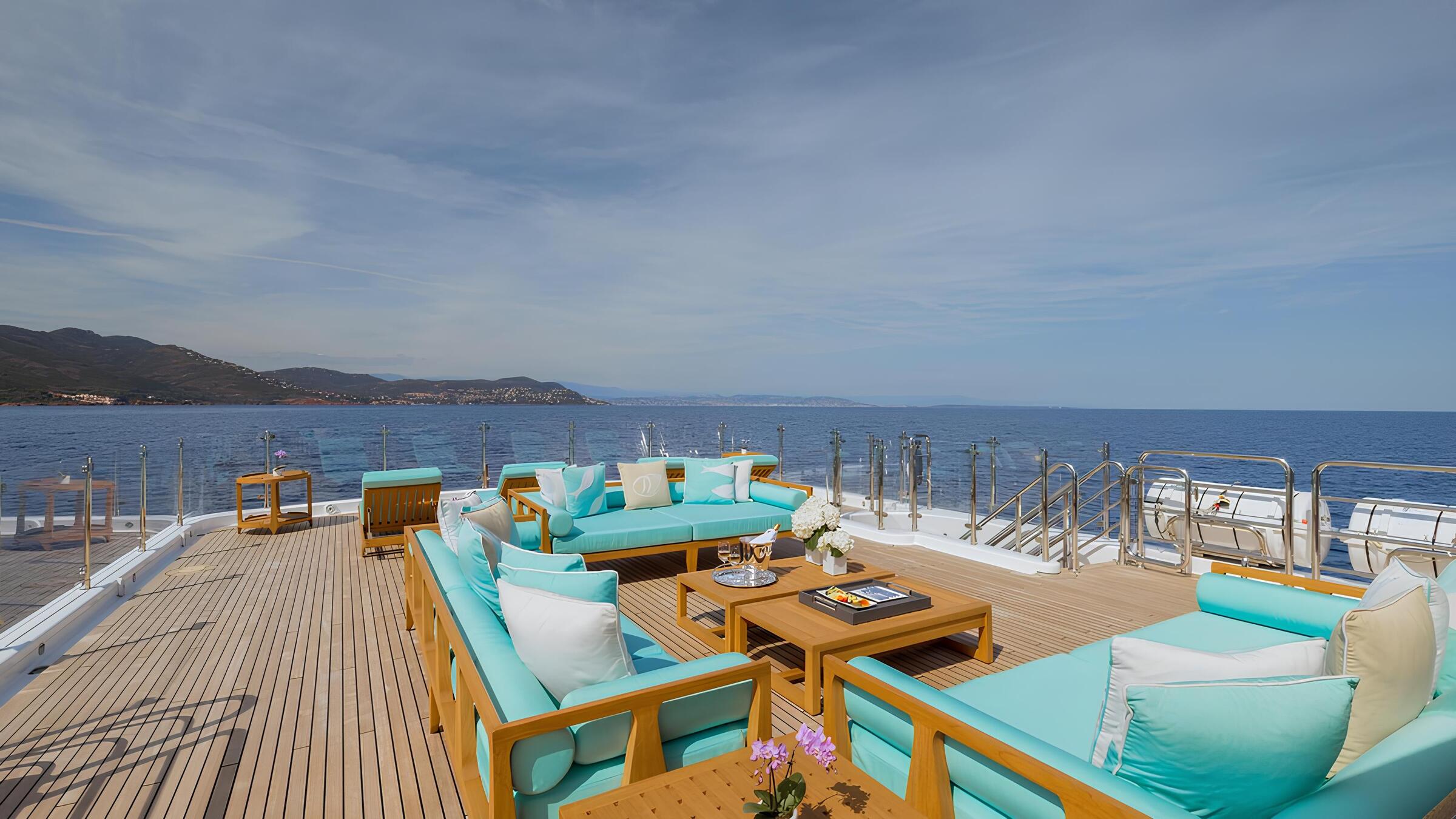 Зона отдыха на сандеке/Sundeck lounge area