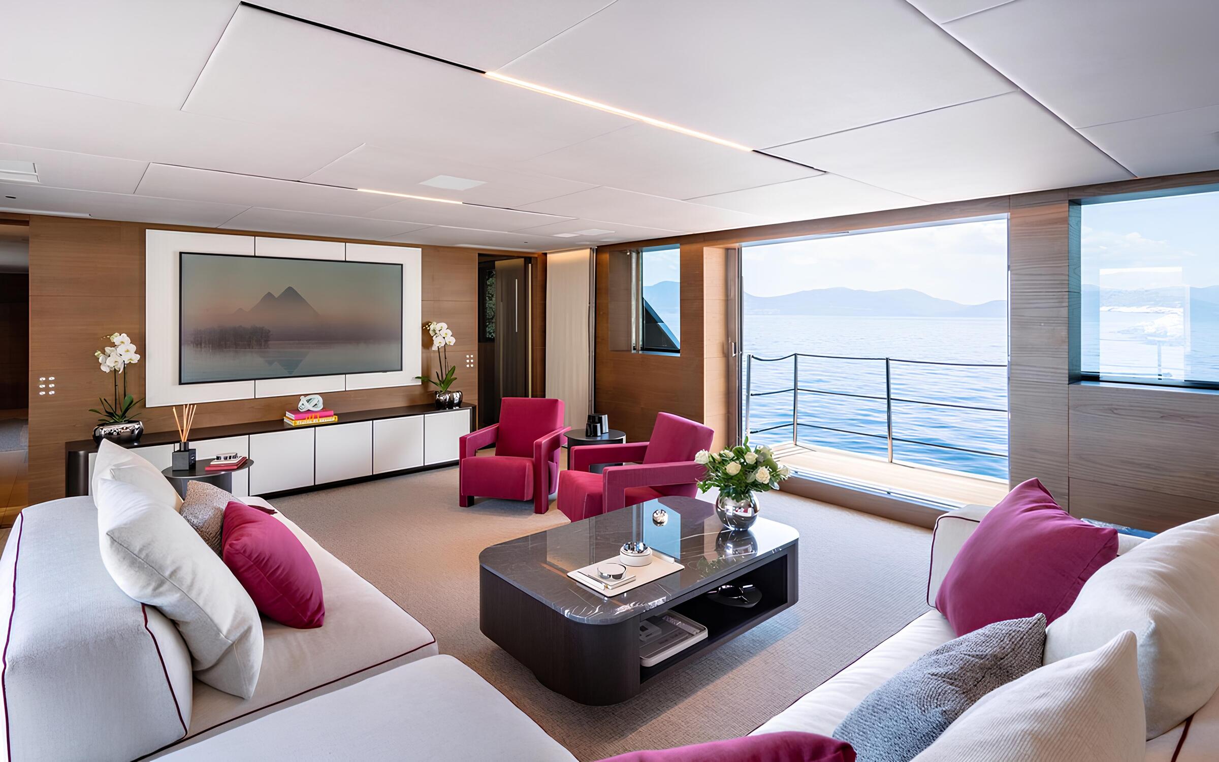 Зона отдыха в главном салоне/Main salon lounge area