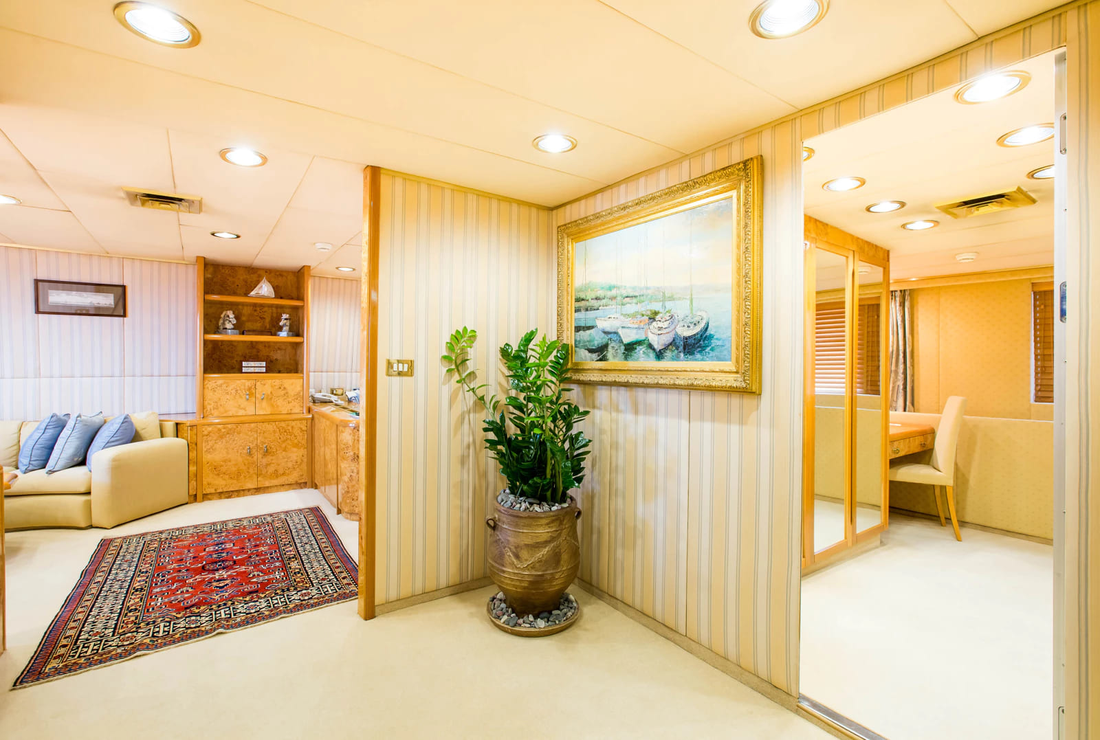 Зона отдыха в каюте владельца/Master cabin lounge area