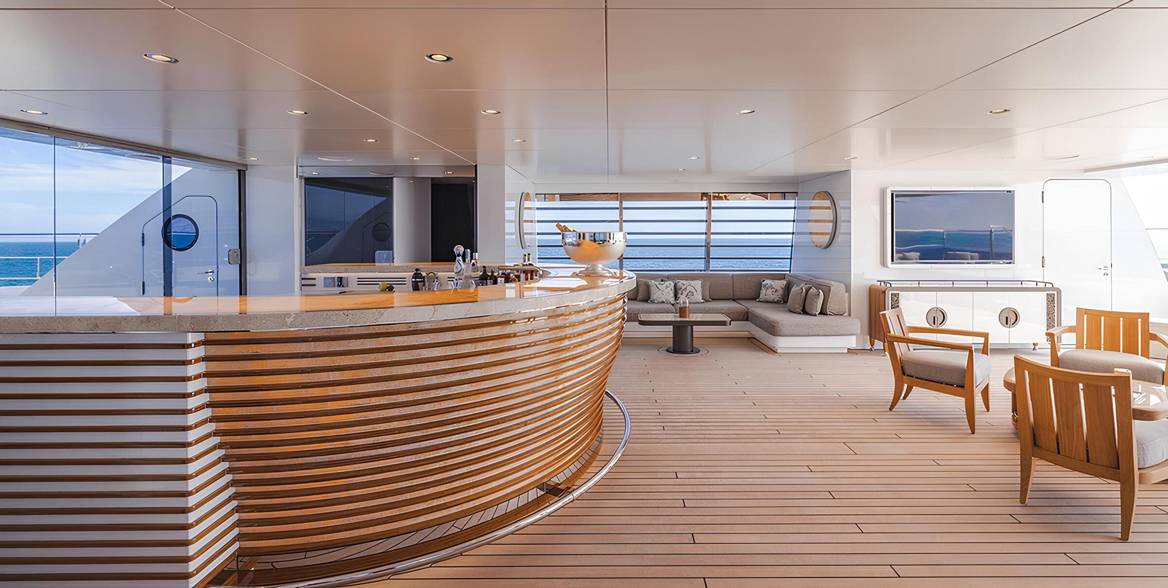 Зона отдыха на корме главной палубы/Aft main deck lounge area