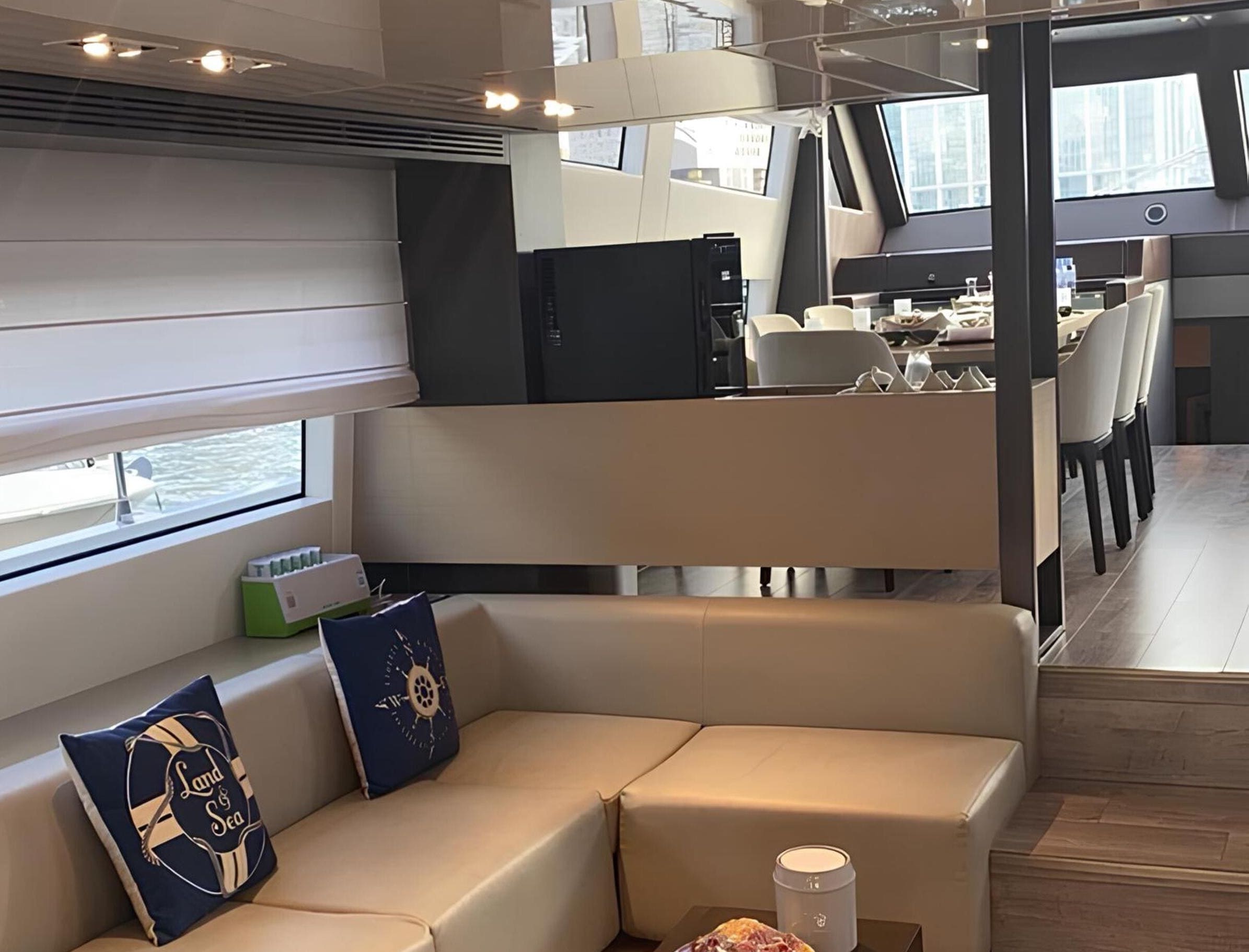 Зона отдыха в главном салоне/Main salon lounge area 