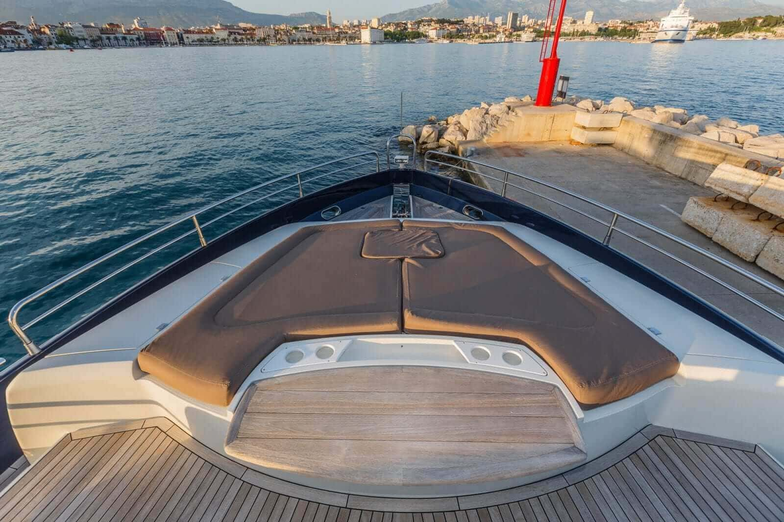 Шезлонги на носовой палубе/Sun loungers on the foredeck