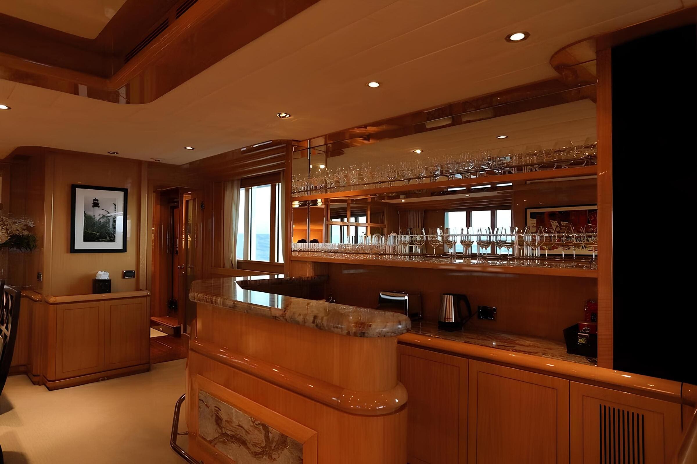 Бар в салоне на верхней палубе/Upper deck salon bar