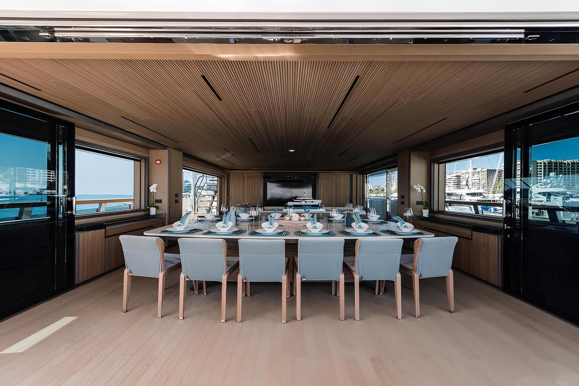 Обеденная зона в салоне на верхней палубе/Upper deck saloon dining area