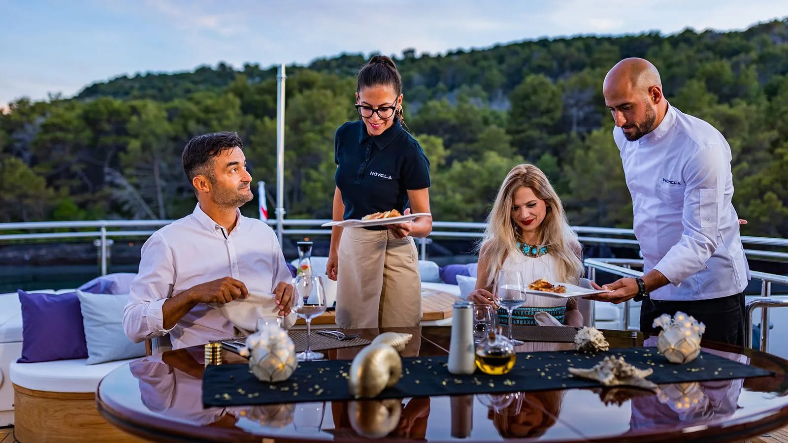 Обеденная зона на корме/Aft dining area