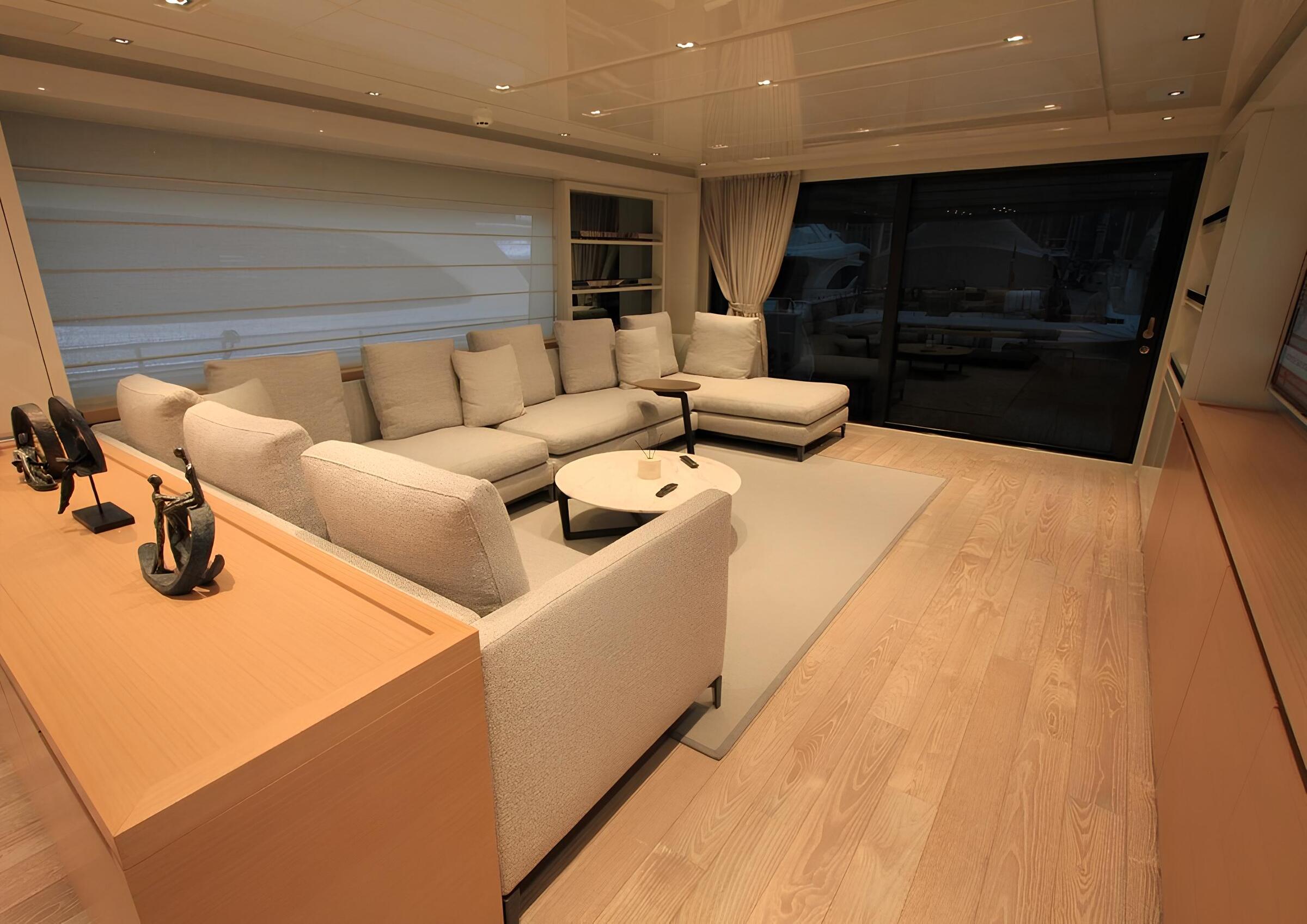 Зона отдыха в главном салоне/Main salon lounge area