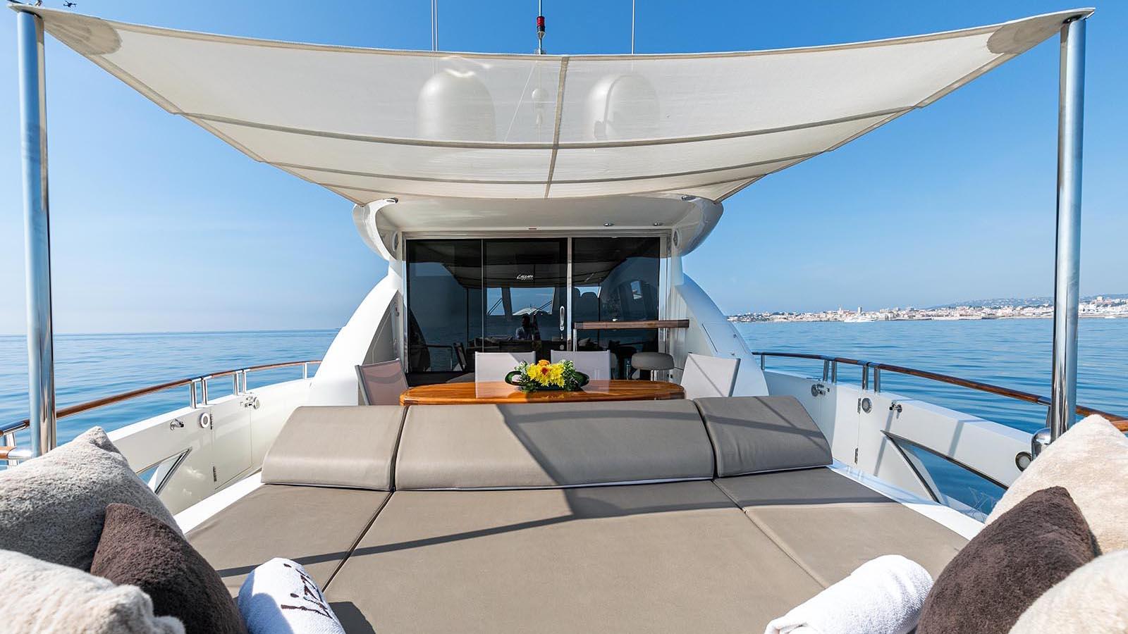 Шезлонги на носовой палубе/Sun loungers on the foredeck