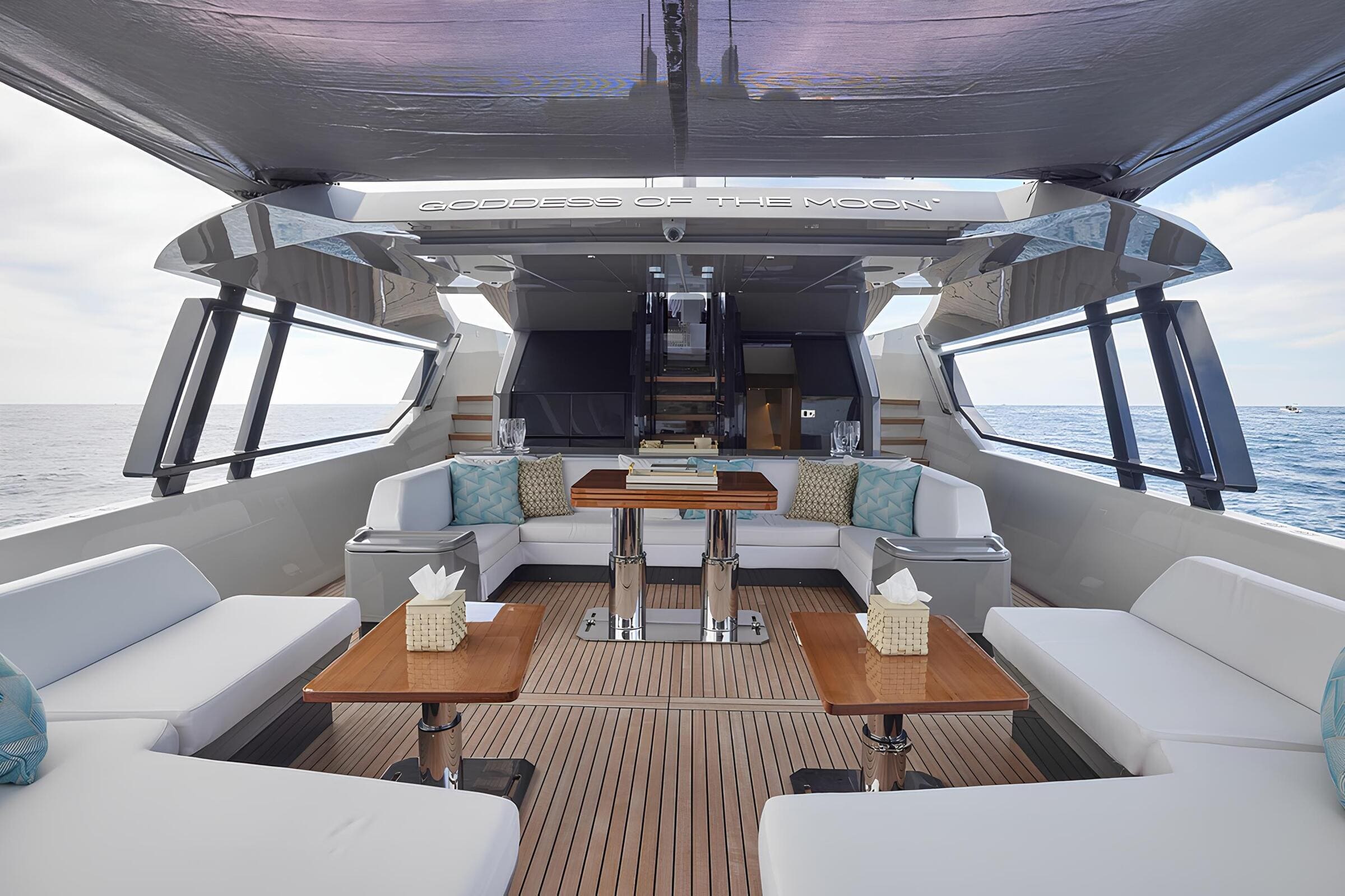 Зона отдыха на корме главной палубы/Aft main deck lounge area
