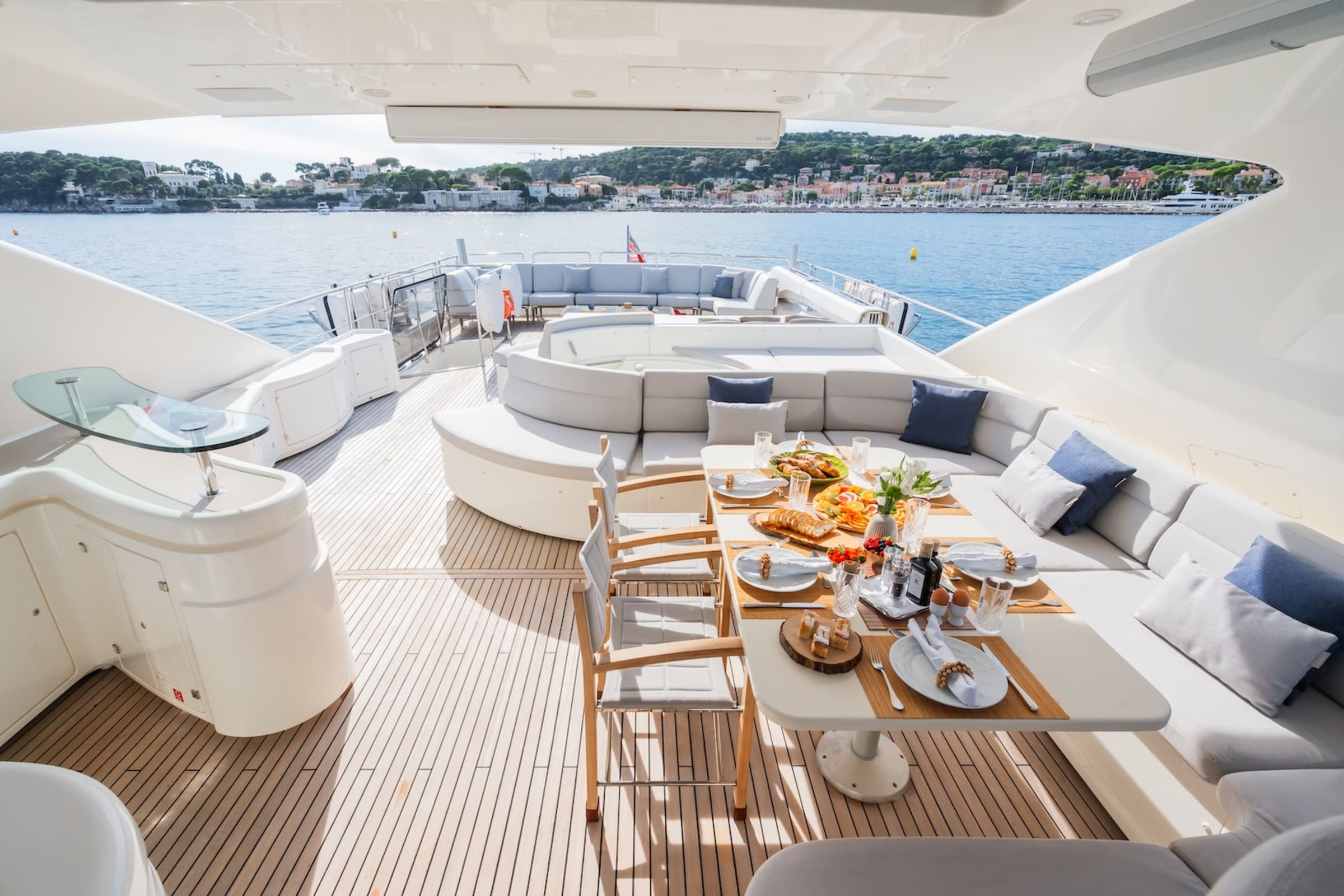 Обеденная зона на флайбридже/Flybridge dining area