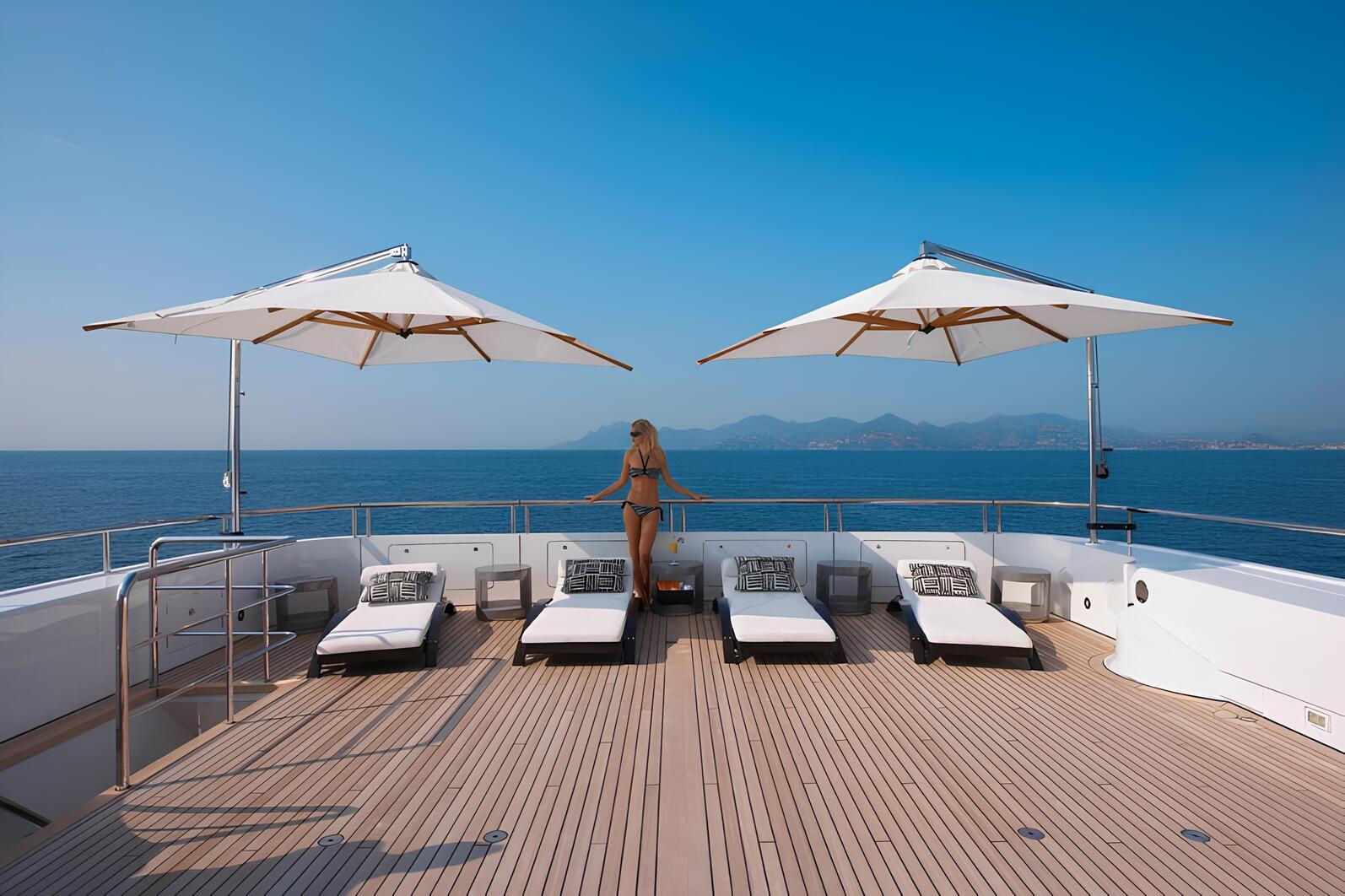 Зона для загорания в кормовой части сандека/Sundeck aft sunbathing area